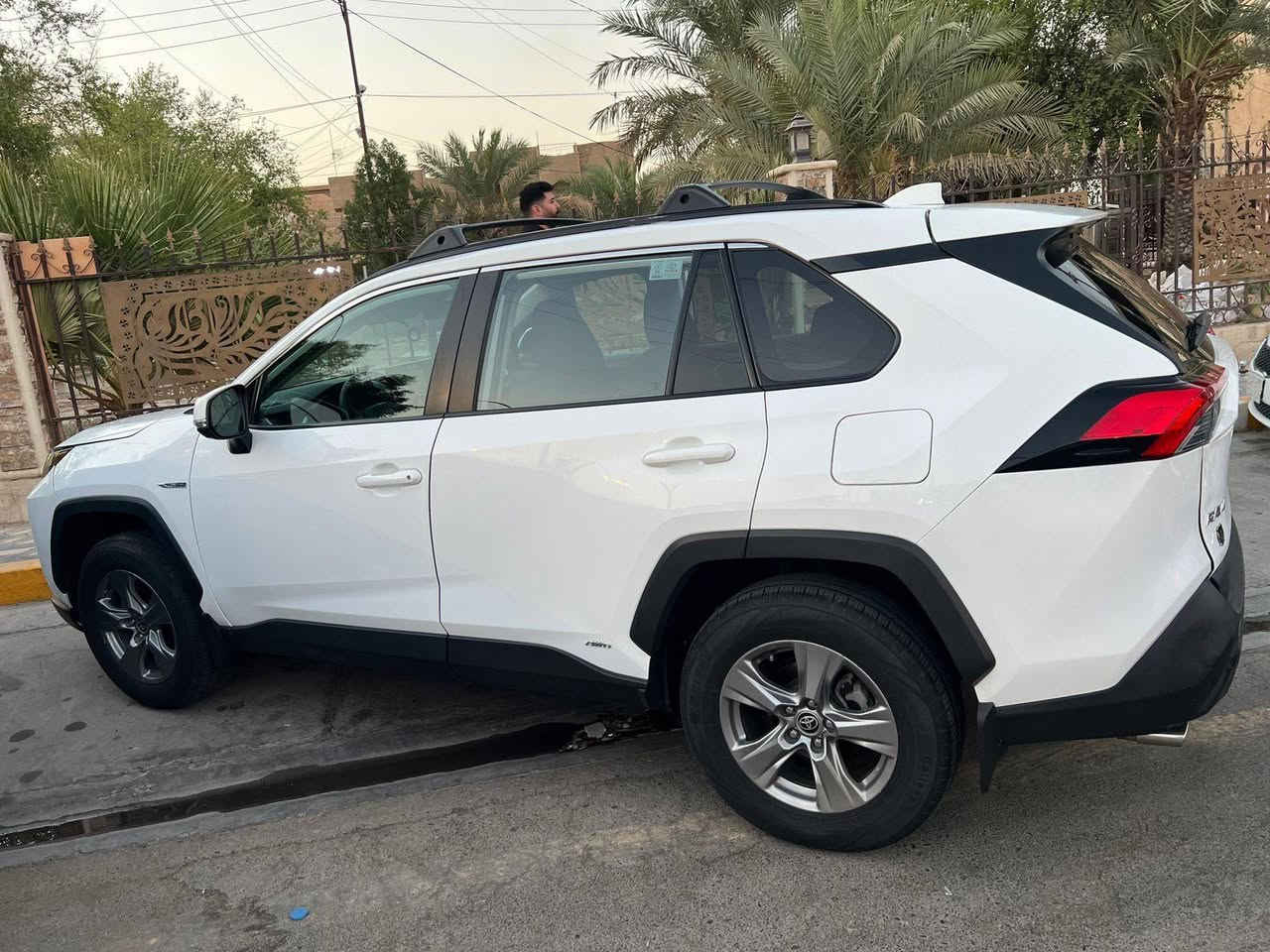 اللهم صلي وسلم على نبينا محمد
سلام عليكم حبايب❤️
راف فور RAV 4
لسياره موديل 2022
XLE هايبرد 
بصمه 
فتحه 
جنطه كهرباء 
فور ويل 
ثلاث انضمة قياده 
كشن كهرباء  
 ماشيه ٥٨ الف 
السياره تخم تاير جديد 
السياره بدون حادث سرقة جامغ امامي اليمين وبنيد الايرباكات سليمه وبيها بارد ممسويه بركن  بالباب الخلفي السياره عليه صيانه دوريه وكلش جديده

***********
د. خالد ابو معاذ
