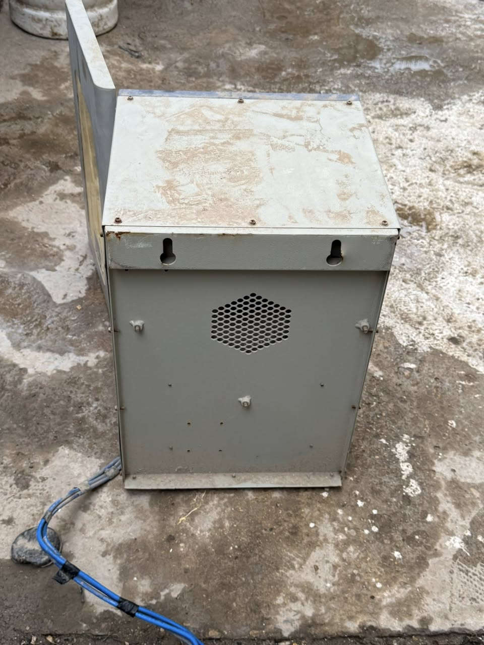 السلام عليكم فولتاج للبيع شغال 100بل 100 /80  امبير مشتغل موسم فقط للاستفسار (***********)
