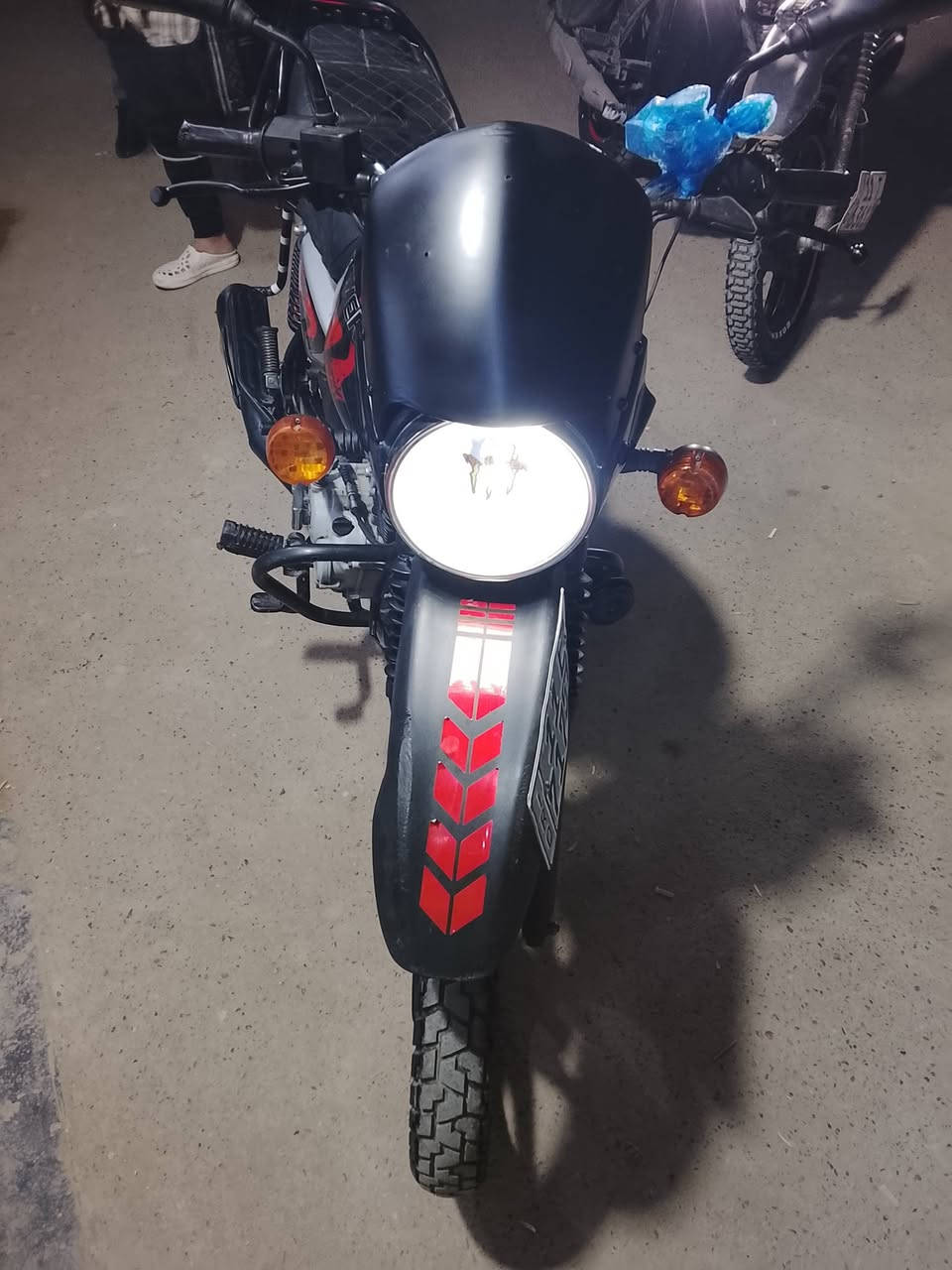 سلام عليكم..

دراجة بوكسر موديل 23.مسجلة بل سنوية 22
دراجة نضيفة عليهة ادامة زوج تايرات 
وزنجبل وكلجات وبريك امامي وخلفي جديد 
زيهة زنون h4 الدراجة مجفتة مرة وحدة قبل 3اشهر 
كلة شركة وبعدهة بل ضمان وصل الضمان موجود لنو ضمانهة 6اشهر 
نقص بس قمجي سرعة بل مطر عتقد زنجر هيج شي 
السعر المطلوب 2250مليونين وربع.....وبيهة مجال للشراي 
العنوان بغداد 
***********
