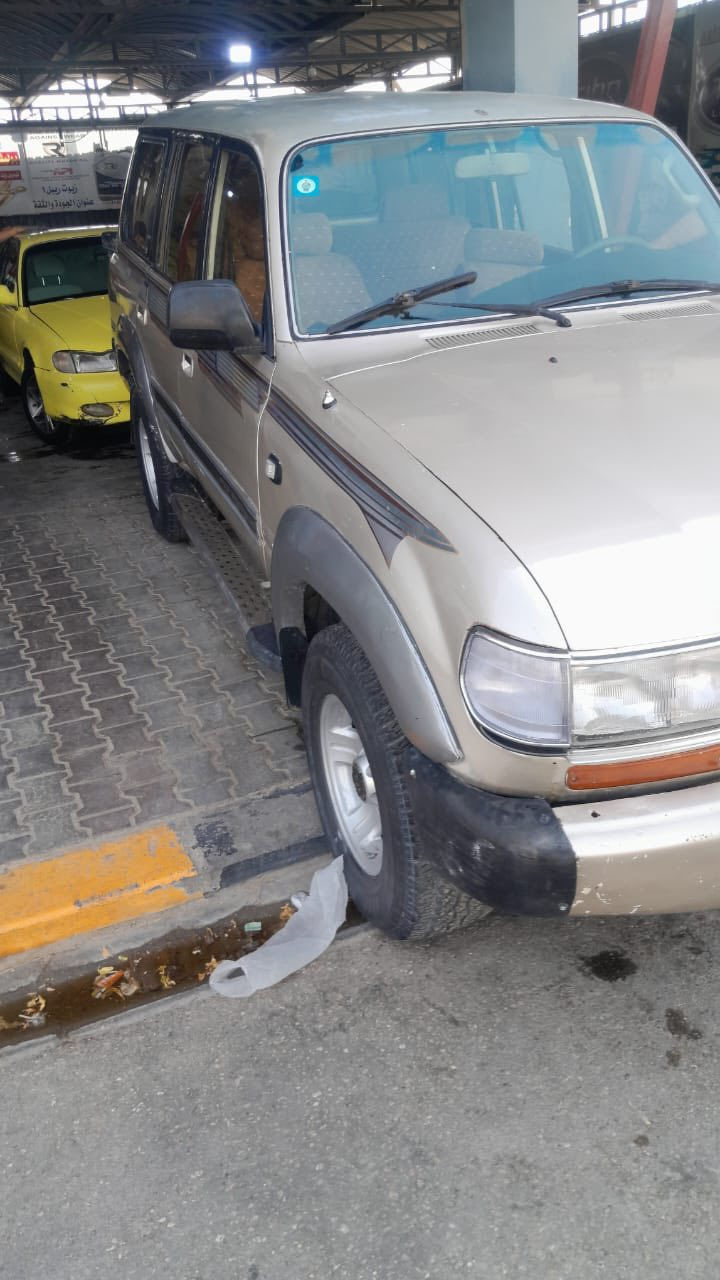 السلام عليكم
مونيكا 1992 جاهزه مجهزه من كلشي انظف وحده بمديلها تحويل مباشر مكاني النجف *********** ب 70 وبيها مجال 
تجي تشوفها وتحكم عالنظافه كير محرك حداديه وكاله كلها عالبلاد ممحور بيها برغي
