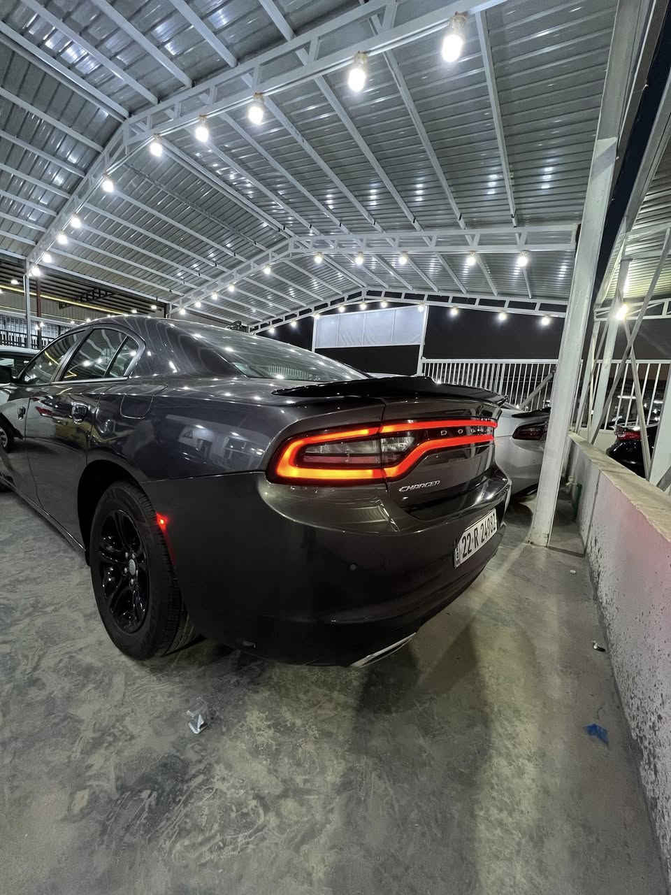 تشارجر SXT 2023 فئة الدخول العملية من السيارة الرياضية الشهيرة، وتجمع بين الأداء الاقتصادي والمساحة العائلية. تأتي بمحرك V6 سعة 3.6 لتر يولد 292 حصاناً، وتتميز بناقل حركة أوتوماتيكي من 8 سرعات، ونظام دفع خلفي المواصفات الفنية والأداءالمحرك: 6 سلندر (V6) بسعة 3.6 لتر.القوة: 292 حصاناً.عزم الدوران: 353 نيوتن متر.ناقل الحركة: أوتوماتيكي من 8 سرعات (TorqueFlite).نظام الدفع: دفع خلفي (RWD).التسارع: تنطلق من 0 إلى 100 كم/س في غضون 6.4 ثانية.استهلاك الوقود: اقتصادي نسبياً، حيث تستهلك حوالي 12.38 لتراً لكل 100 كم داخل المدينة، وتصل إلى ما يقارب 7.8 لتر لكل 100 كم على الطرقات السريعة شاشة المعلومات والترفيه: شاشة لمس قياس 7 بوصات أو 8.4 بوصات تدعم تطبيقات أبل كاربلاي (Apple CarPlay) وأندرويد أوتو (Android Auto).نظام الصوت: نظام قياسي مكون من 6 مكبرات صوت مع إمكانية الترقية لنظام Alpine الفاخر.الراحة والتكييف: نظام تكييف هواء أوتوماتيكي ثنائي المنطقة مع فتحات تهوية للمقاعد الخلفية.المقاعد: مقاعد قماشية عالية الجودة مع إمكانية التعديل الكهربائي لمقعد السائق، وتتوفر فئات أخرى بمقاعد جلدية.السلامة وأنظمة المساعدة: نظام تثبيت السرعة، كاميرا للرؤية الخلفية مع حساسات، نظام مراقبة ضغط الإطارات، ومساعد صعود المرتفعات.التشغيل: نظام الدخول الذكي (بصمة) مع تشغيل المحرك عن بُعد.

ملاحظه سياره حادثه بنيد جملغ بنيد 
ماشيه 54ميل سعره 250
رقمي ***********
