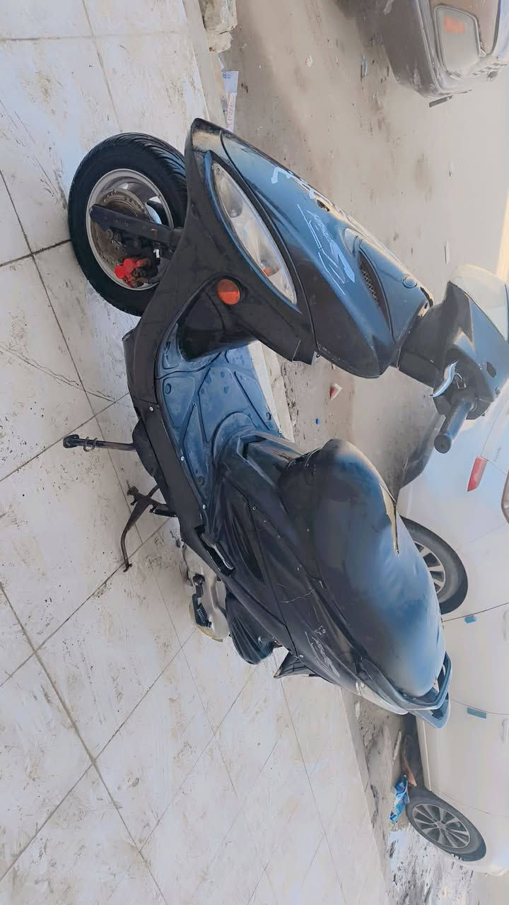 سلام عليكم دراجه جيفور متروكه عطلت وماعرفت عطلهه شني البيع *********** تصل عل رقم وفيس متواجد
