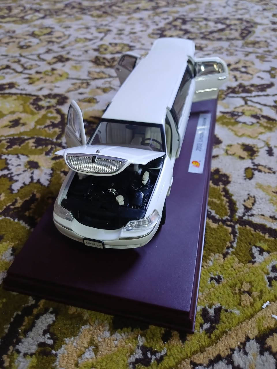 السلام عليكم 
للبيع لينكولن ليموزين 
Lincoln limousine 🎖
حجم 1/28 شركة SS
السيارة نظيفة جدا الى ابعد درجة ما بيها شخوط لا باللون
 ولا بالزجاج 
السيارة نقصها باب السايق والمراية اليسار موضحات بالصور 
السعر مع التوصيل 45 الف 
للاستفسار واتساب 
(( 0772.394.4061 ))
