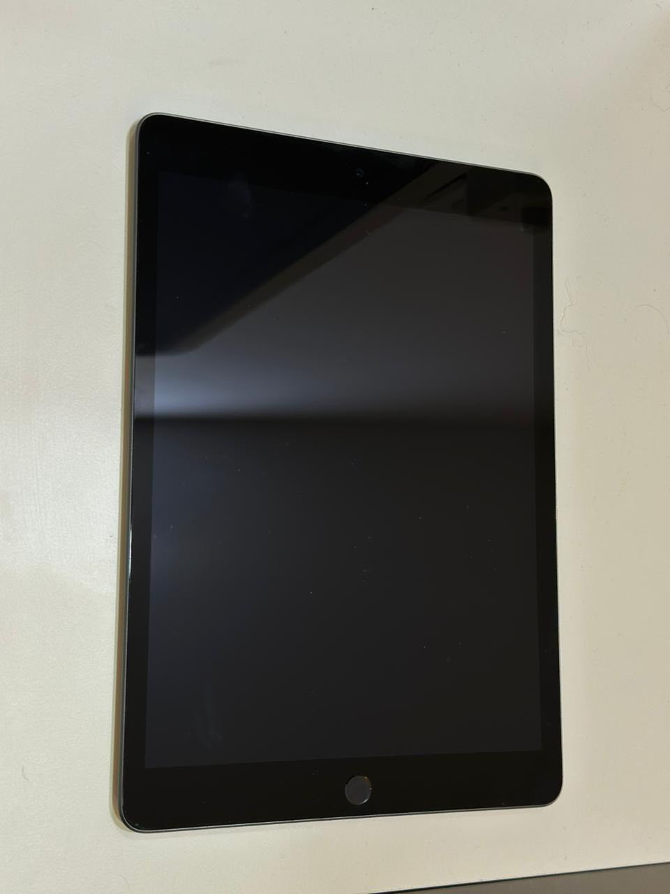 ايباد 9 ذاكرة 256 مو 64 للتنبيه بطارية 88 استخدام قليل نظافة فول كارتون وغراض كاملة وياة كڤر مكاني نجف واكو توصيل  واتساب ***********
