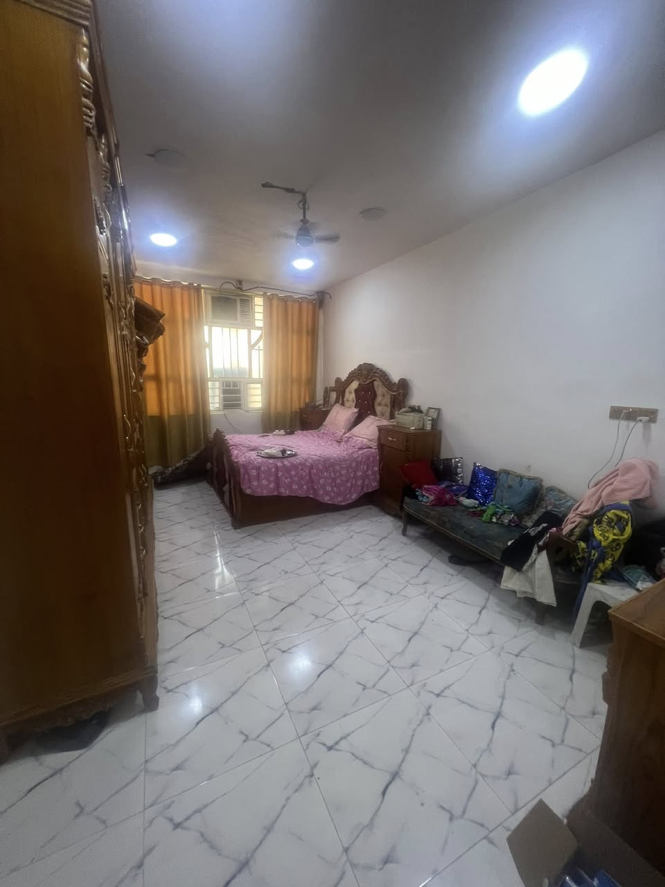 بيت سكني للبيع في بغداد – مدينة الصدر.
الموقع: مدينة الصدر، الكيارة (البيت داخل اول فرع في قطاع 68، بلوك رقم 1 خلف محطة تعبئة وقود قطاع 68 الحكومية).
المساحة الإجمالية: 144 متر مربع (الواجهة: 8 متر، النزال: 18 متر).
نوع السند: طابو ملك صرف (باسم مالك العقار مباشرة).
طبيعة وعمر البناء: بناء حديث جداً (سنة 2025)، الارضية رفت 50 سم البناء بالطابوق السقوف مسلح السطح كامل شتايجر، الستارة ملبوخة بالكامل من الداخل.

المواصفات والخدمات الفنية والتبريد:

الكهرباء: تأسيس بواري دفن، وتسليك وايرات سعودي (قياس 2.5 ملم و 6 ملم).

الماء والسباكة: بواري دفن على الطريقة الحديثة (نظام بطارية)، بواري الماء النازل قياس 2 إنج، تانكيات ماء عدد 2 (سعة كل تانكي 1000 لتر)، وكل حمام يحتوي على (شاور + بانيو + مغسلة + تواليت غربي).

نظام التبريد والسبالت: * الغرف الخلفية: تأسيس بواري دفن مخصصة للسبالت (يدخل منها أنابيب التبريد) مع تأسيس بواري فضلات المياه لتصريفها نحو المنور.

الغرف الأمامية بالطابق الثاني والاستقبال: مجهزة بنظام مكيفات (المكيفات موجودة ومتوفرة مع البيت).

اللبخ والإنهاءات: الحمامات مغلفة بالسيراميك بالكامل، باقي البيت لبخ إسمنت بالكامل (حتى السقوف) ومباشرة فوق الإسمنت بياض بورق.
ارضية البيت بالكامل بورسلين 60x60 سم
الدرج باية ومراية بورسلين محجر درج خشب

المناور: يحتوي البيت على مناور عدد 2 (بقياس 1.5 متر × 1 متر).

تفاصيل وتقسيم الطوابق والقياسات بالدقة:

الاستقبال: غُرفة استقبال كبيرة بقياس (6 متر × 3.60 متر).

المطبخ: بقياس (3 متر × 3.60 متر).

الصالة والدرج: صالة داخلية بالطابق الأول بقياس (4 متر × 5 متر) وبداخلها الدرج، والطابق الثاني يحتوي أيضاً على صالة بنفس القياس (4 متر × 5 متر).

غرف النوم (المجموع 6 غرف):

عدد 4 غرف نوم بقياس (3.60 متر × 5 متر).

عدد 2 غرف نوم بقياس (6 متر × 3.60 متر).

الحمامات (المجموع 3 حمامات):

حمامات داخلية عدد 2 بقياس (3 متر × 2 متر).

حمام وتواليت خارجي مشترك عدد 1 بقياس (2 متر × 1 متر).

السطح والبيتونة: بيتونة كبيرة بقياس (8 متر × 4 متر) قاصمة البيت إلى سطحين.

الملحقات الخارجية: كراج سيارة كبير بقياس دقيق (5.75 متر × 3.60 متر).

السعر الإجمالي: 300 مليون دينار عراقي.
رقم التواصل: ***********.
