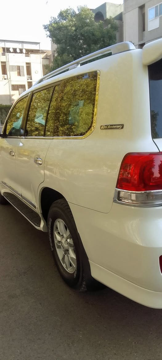 لاند كروز جكسارة ستينية موديل 2011 .60th..مكفولة من الصبغ ماعدا الدعامية اثر جراد بيھھ شوية بارد بالجاملغ الخلفي واالامامي .السيارة نظيفة محرك مامفتوووح بلادي فتحة السقف كراسي جلد بقلاوة كھرباء ثلاجة بصمة كامرة حساسات سيدي نفاضة زراكات بالدعامية لايت زينون تخم تايرجديد 7راكب 3قطع تبريد محرك 6سلندر  4ويل دفع رباعي شغال ..السيارة نظيفة ومابيھھ اي نقص محرك كيرحدادية تدفئة تبريد تمام ماشية 168 الف كيلو شرط الجرس .باسمي رقم بغداد انكليزي سنوية وھزة جديدة باسمي ..مكاني بغداد حي الجھاد. اتصال..***********..غير متواجد على الفيس رقمي بي واتساب للتفاصيل والاستفسار وبسعرمناسب واسف على الاطالة
