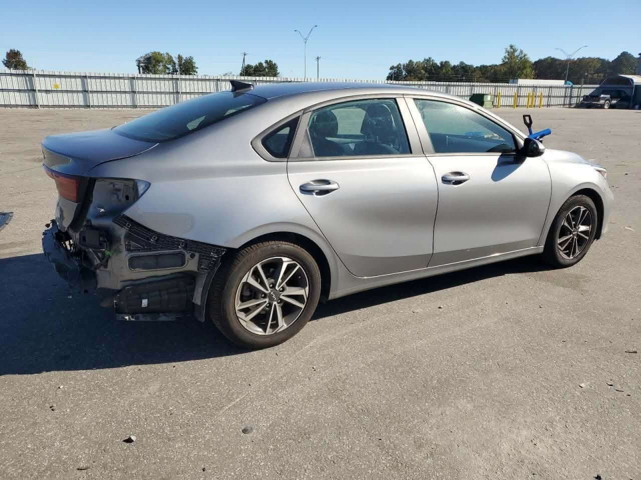 السلام عليكم
سياره فورتي 
موديل 2024
ف LX معروفه مواصفاتها فول 
حادثه واضح بصور
السياره مشحونة لعمان 
موعد وصولها 50يوم 
كاصها من شركه نجوم العالم بغداد 
منصور قرب البرج
السعر 90ورقه 
من عدا نقل أمريكا مطروحة بعمان ***********
***********
