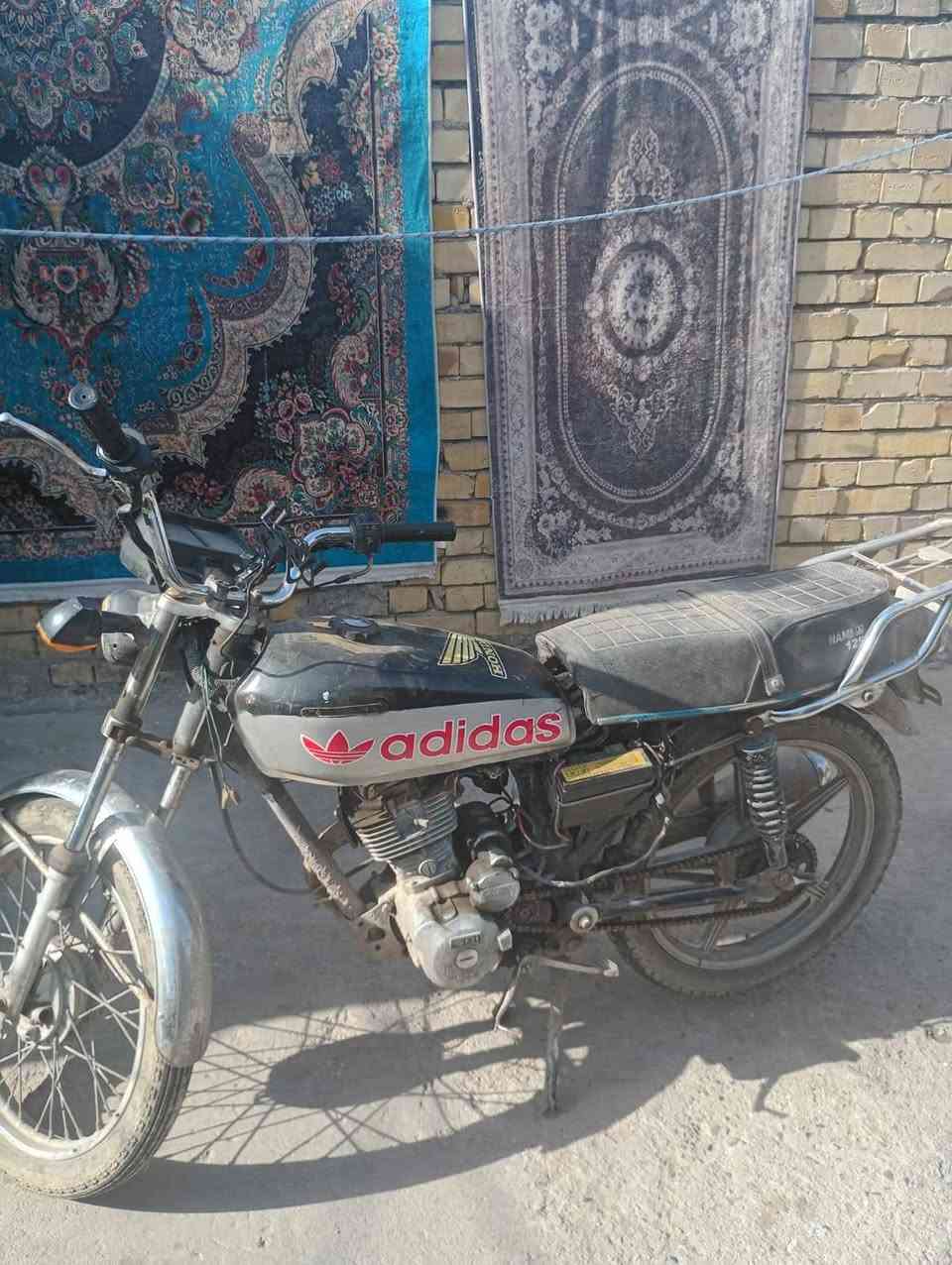 ايراني 2021
دراجه شغاله نكره سلف ابيع كوم حديد 
السعر 250 بيها مجال 
البلديات 
***********
