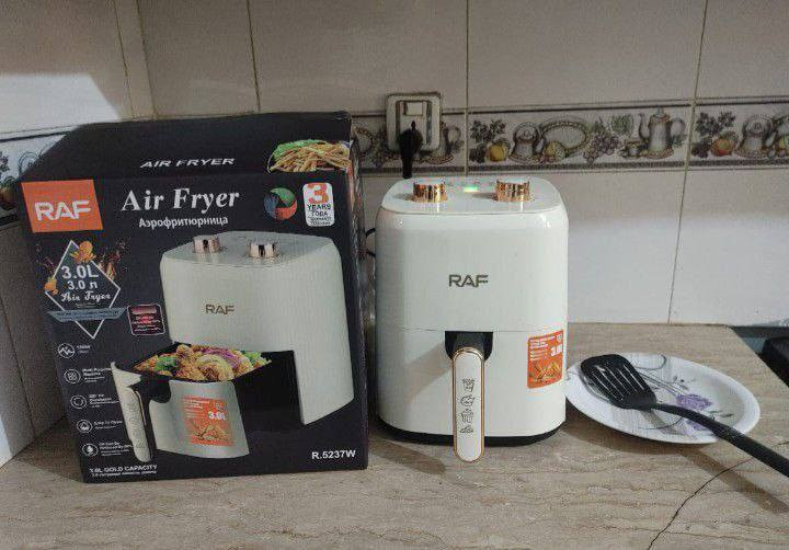 مقلاة راف الهوائية سعة 3 لتر - #الاصلي المنشأ ألماني🇩🇪💯

الأداة المثالية لعشاق الطعام اللذيذ والراغبين بالطهي الصحي. تتيح لك هذه المقلاة الهوائية تحضير أطباقك المفضلة بأستخدام كمية قليلة من الزيت أو بدونه،
مع الحفاظ على قرمشتها وطعمها اللذيذ. بفضل سعتها الكبيرة التي تبلغ 3 لترات، تُعد هذه المقلاة الهوائية مثالية لجميع أفراد الأسرة 

قلي صحي: حضّر أطباقًا لذيذة بنسبة دهون أقل تصل إلى 80% بفضل تقنية الهواء الساخن. استمتع ببطاطس مقلية مقرمشة، ووجبات خفيفة مقرمشة، ودجاج شهي، وغيرها الكثير، دون الحاجة إلى زيت زائد.

سعة كبيرة 3 لترات: تُسهّل هذه السعة الكبيرة تحضير وجبات لعدة أشخاص. مثالية للعائلات أو لتحضير كميات كبيرة.

تحضير سريع: مع محرك قوي بقوة 1300 واط، يصبح طعامك جاهزًا في دقائق. لا مزيد من أوقات الانتظار الطويلة!

درجة حرارة ومؤقت قابلان للتعديل: مع تحكم قابل للتعديل في درجة الحرارة ومؤقت عملي، يمكنك التحكم الكامل في تحضير أطباقك. تصميم صغير وأنيق: تتناسب مقلاة راف الهوائية البيضاء تمامًا مع أي مطبخ، بفضل تصميمها العصري والموفر للمساحة.

سهلة التنظيف: بفضل السلة القابلة للإزالة والسطح غير اللاصق، يسهل تنظيف هذه المقلاة الهوائية بسرعة.

خالية من روائح الزيت: بفضل استخدام كمية قليلة جدًا من الزيت، لا داعي للقلق بشأن الروائح الكريهة في مطبخك

#الاصلي المنشأ ألماني🇩🇪💯

🚘 يوجد خدمة توصيل لجميع محافظات العراق


**إذا كنت صاحب هذا الإعلان وتريد حذفه لأي سبب، رجاءا أرسل رسالة إلى الدعم الفني**