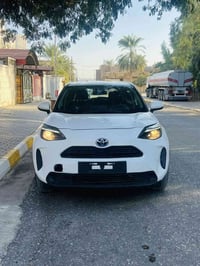 يارس كروس موديل 2023ضررها بنيد مصبوغ والجاملغ بارد بدون دواخل السياره ...