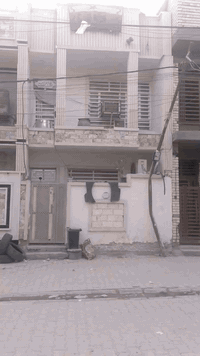 من رخصة صاحب الاكروب
السلام عليكم 
بيت ٥٠ متر للبيع طابقين الطابق الاول استقبال وحولي وحمام داخل وحمام خارجي الطابق الثاني غرفتين رابع قطعة عن شارع غربي مقابيل العمارة الحمرة قطاع السابع بيت زراعي الاتصال يتوفر واتساب *********** سعر مناسب
