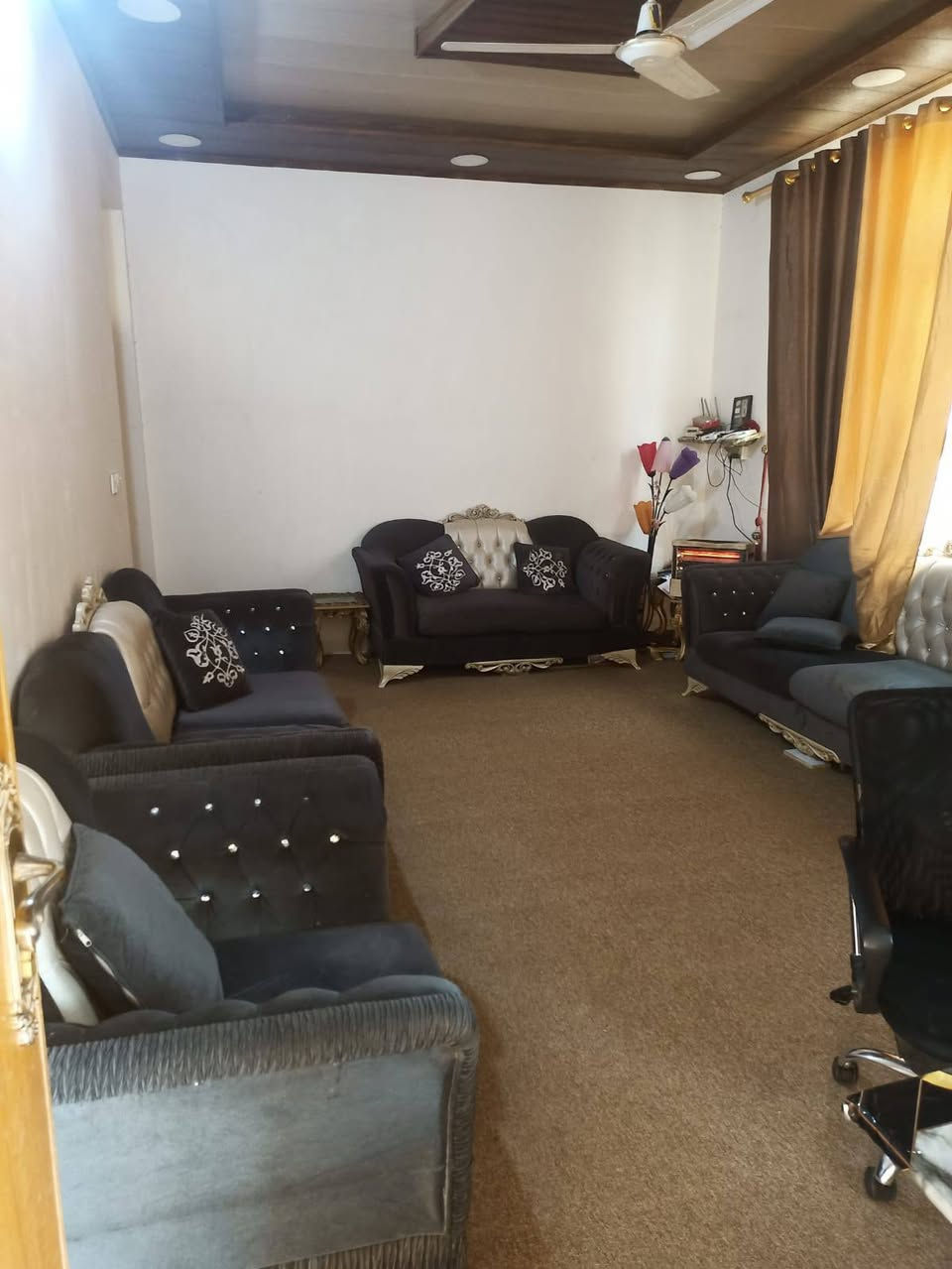 بيت للبيع حلة ناحية ابي غرق حي الحسين مجمع ارض بابل
مساحة البيت 300 متر تقريبا يحتوي على غرفتين نوم وصالة كبيرة وصحيات ومطبخ وحديقة كبيرة وكراج سيارة ومنور كبير داير البيت وغرفة نوم في الطابق الثاني غير مكتملة بدون سقف سعر البيع 99 وبيها مجال قليل جدا البيت نظيف وجديد والمجمع يتمتع بكافة الخدمات عمال نظافة وحراس والمجمع محاط بسور وفيه بوابة واحدة للدخول والخروج هادئ جدا وامان مطلق البيت مطلوب للمصرف العقاري 95 تقريبا 
كل شهر 500 الف دينار 
والله الموفق من يرغب باالشراء الاتصال على الرقمين التاليين 
***********
***********
