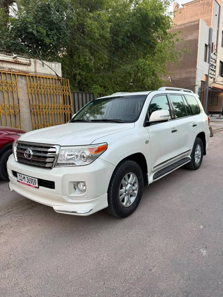 السلام عليكم للبيع لاندكروز 2010 VXR محرك 8سلندر كلش نشطة واقتصادية بالبانزين كاملة وجاهزة مناقصها شي السعر 270$وبيها مجال بسيط مكانها بغداد ***********
