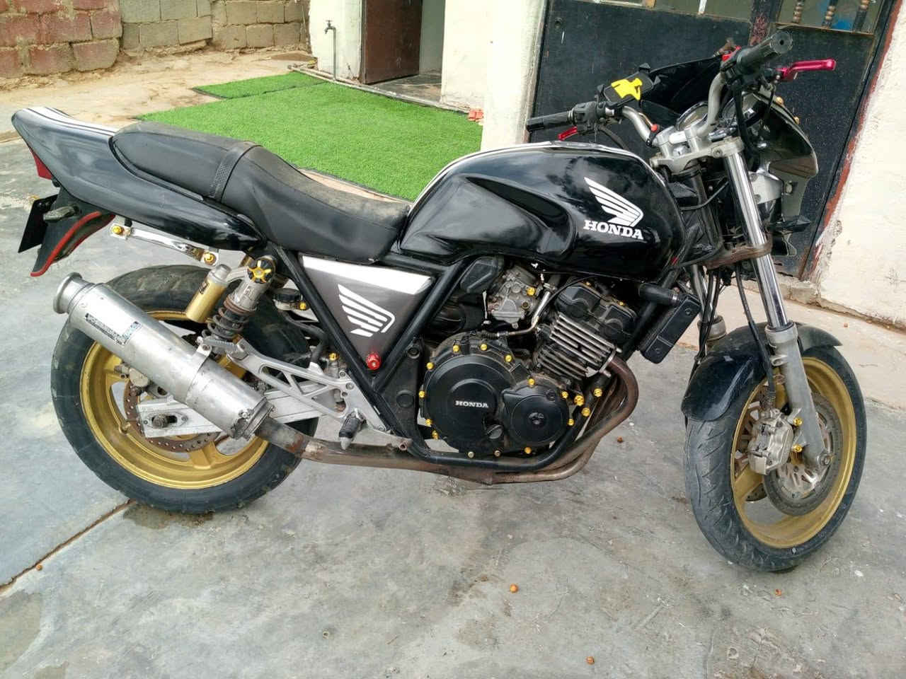 بطحه للبيع مكان عانه جيل اول محرك 400 رقم الهاتف *********** السعر مليون ونص وبيهه مجال
