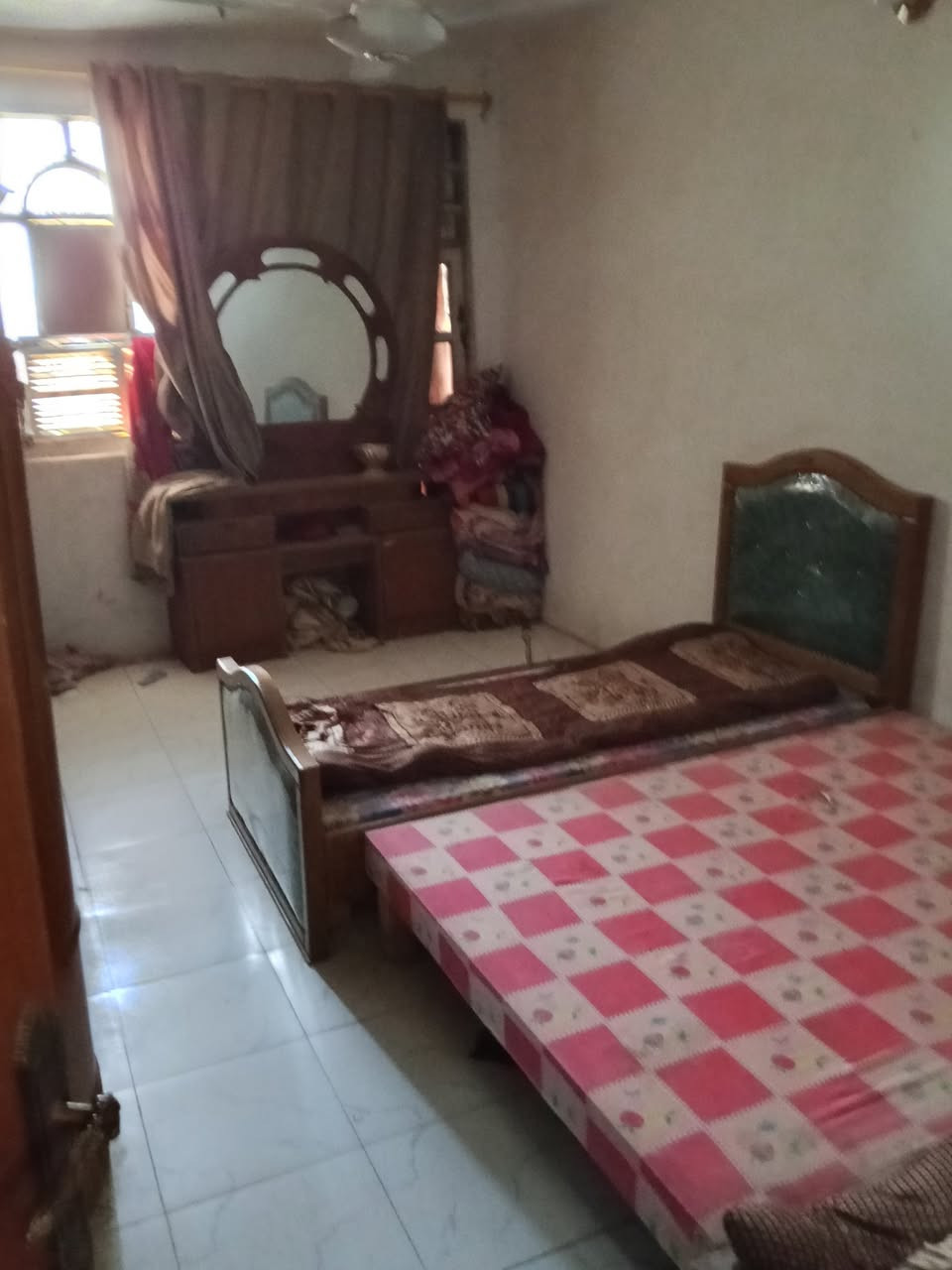 السلام عليكم مشتمل للبيع طابوصرف مساحة 74م مكانه شارع 80 حي القضاه مجاور مجمع مدينه السلام السكني يتكون من غرفه نوم كلدور صحيات مطبخ الطابق الثاني غرفه سطح السعر 110مليون الاستفسار موبايل ***********اسيا ***********
