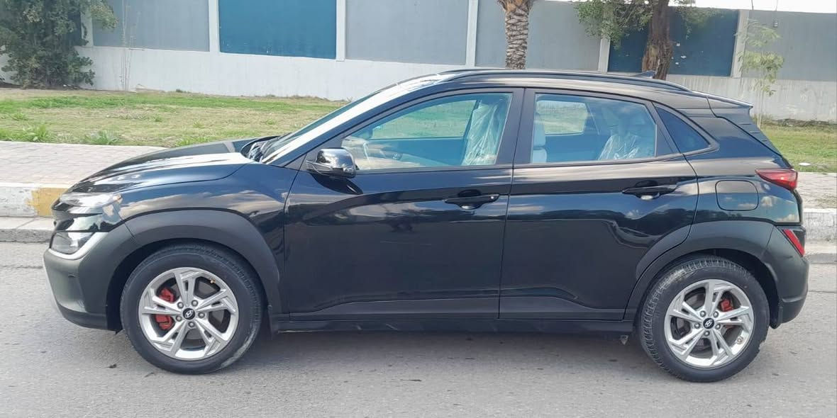 .السلام عليكم 
للبيع كونا مكينه ٢٠٠٠ دوش . موديل ٢٠٢٣ . رقم بغداد انكليزي سنوية جديدة . ماشيه ٦٠ الف . كير ومكينة بلاديات . حادثها حلو موضح بالصور والسونار بدون دواخل .  سياره فول مواصفات . 
رادار امامي خلفي.شاشه كبيره.سلايد روف.فور ويل.كشن كهربائي . ما ناقصها شي . السعر ١٤٨$ ورقة وبيها مجال 
العنوان بغداد الجديدة 
***********
