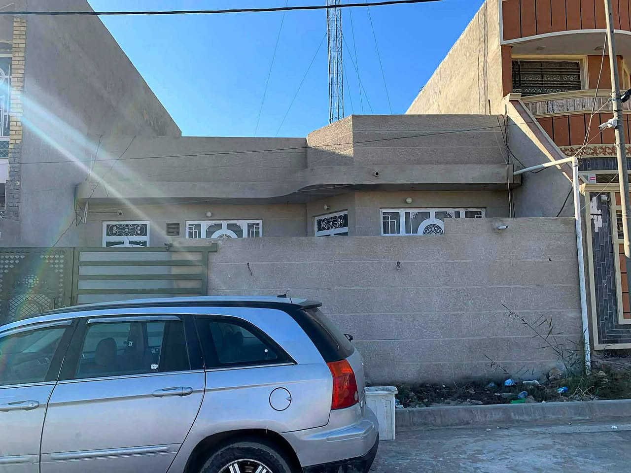 📍 دار سكن للبيع في السياسين قرب مدرسة الروان 📍
~~~~~~~~~~~~~~~~~~~~~~~~~~~~~~
🔹المساحة 200 متر الوجه 10 والنزال 20
🔹طابق واحد بناء حديث يحتوي (استقبال وهول ومطبخ وغرفتين نوم وصحيات وكراج وستاره وبيتونه) 
🔹موقع مميز مقابل ساحة ومدارس 
🔹عرض الشارع 12
🔹السعر 185 وبي مجال  
…………………………………………………………
⚜️للاستفسار الاتصال على الارقام التالية :
📲***********📲 علي شاكر الاماره
📲***********📲
