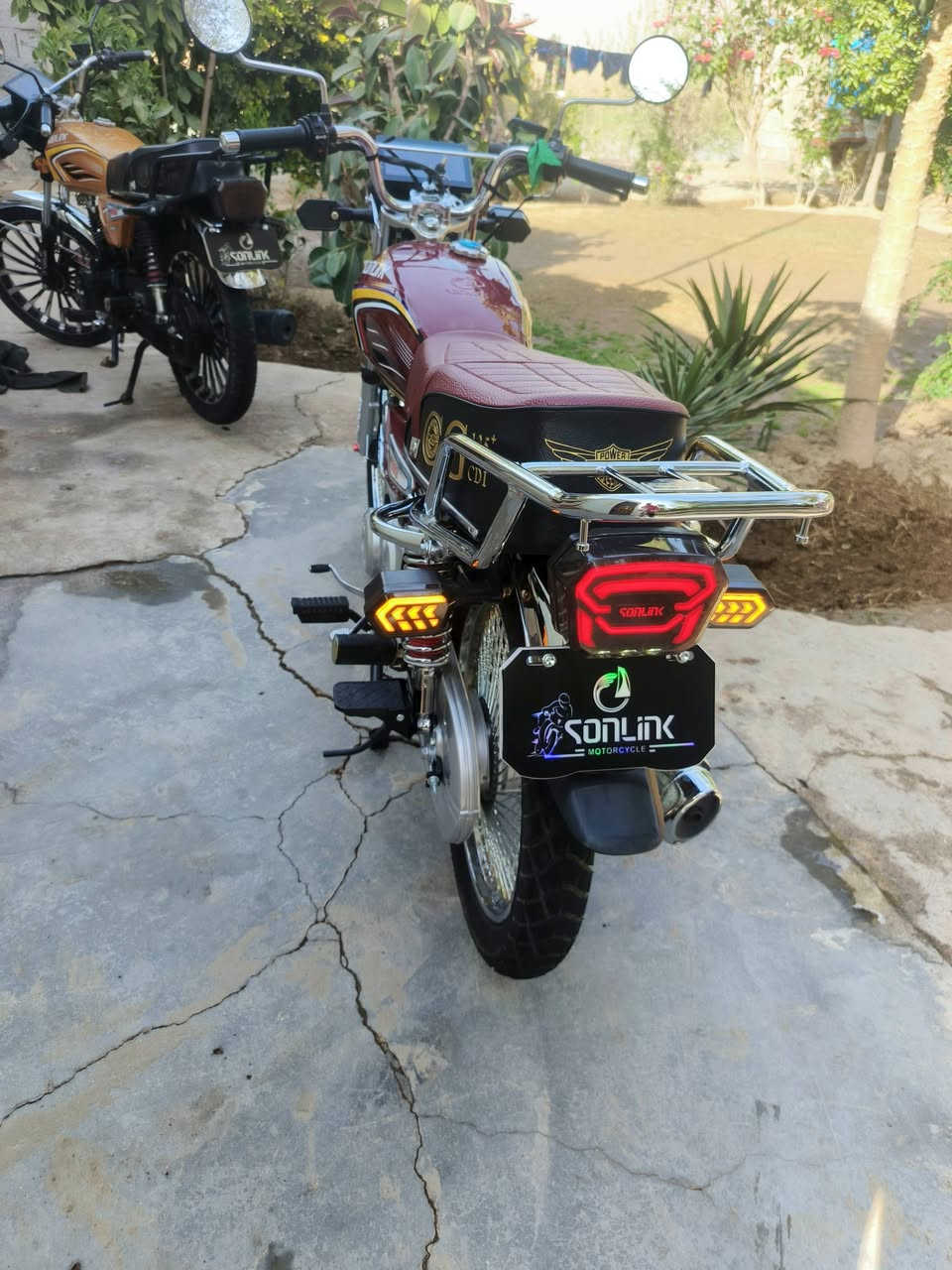 دراجه للبيع موديل 25
محرك(4) كير
اوراق كامله
كهربائيات كله شغاله 
لون /ماروني/
عنواني «صويره» 
لسعر ولتواصل خاص اوتصال ع لرقم ***********
