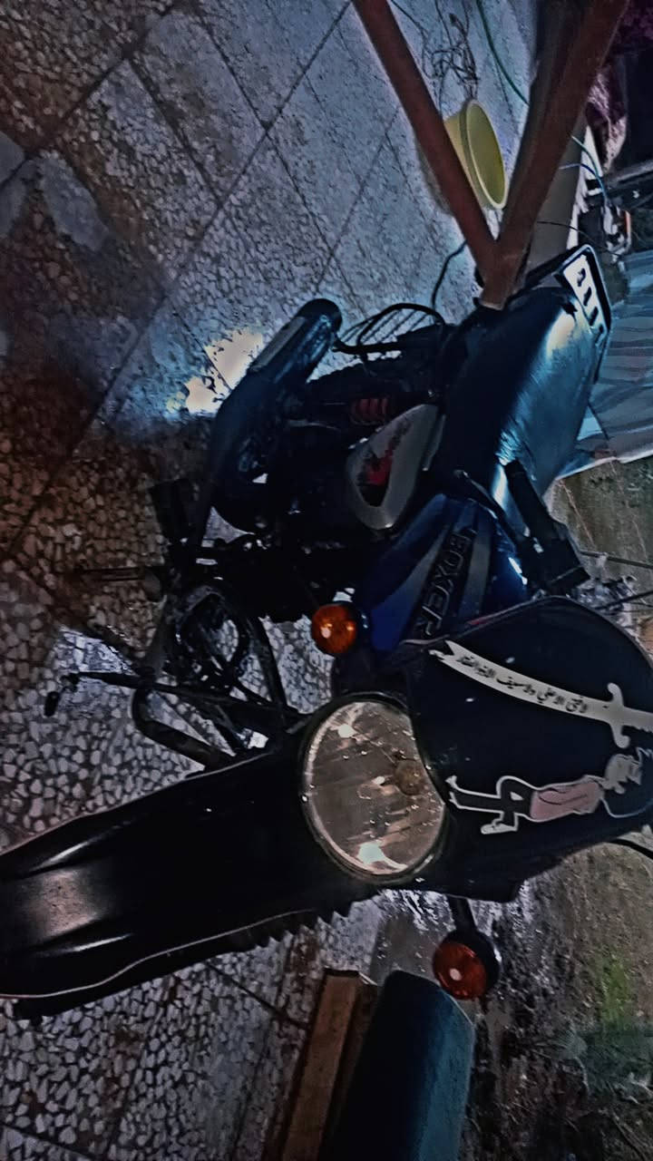 سلام عليكم دراجة بوكسر البيع ناقصهة بس مكينة الفين 19  وبيهة سنوية رقم بابل بكاني بغداد دورا رقم *********** واتس سعر خاص
