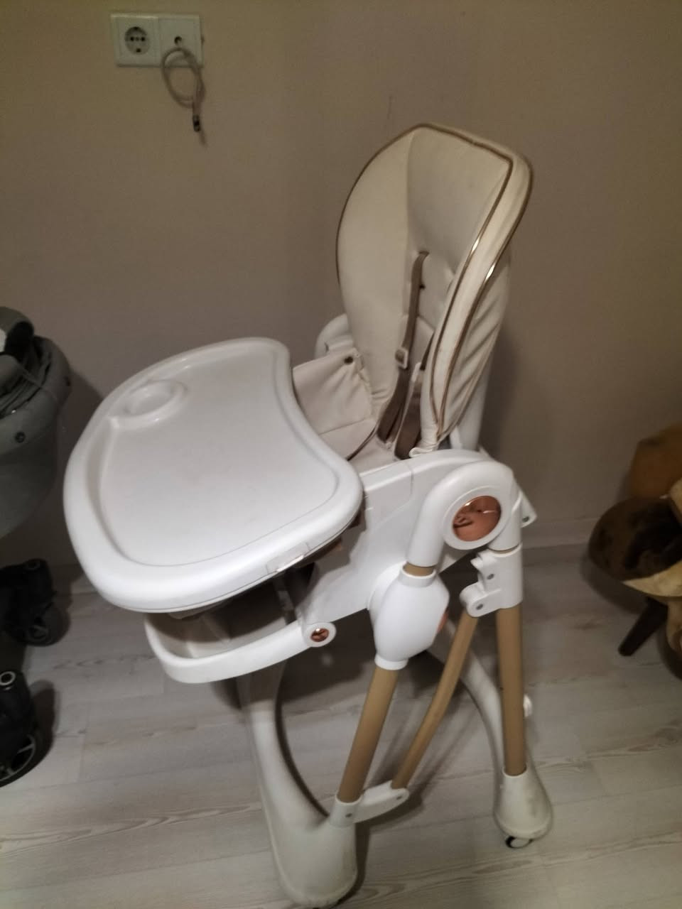 للبيع مستعجل ثنينهم اخو جديد
كرسي طعام اطفال 
او عربانه اطفال 
***********
