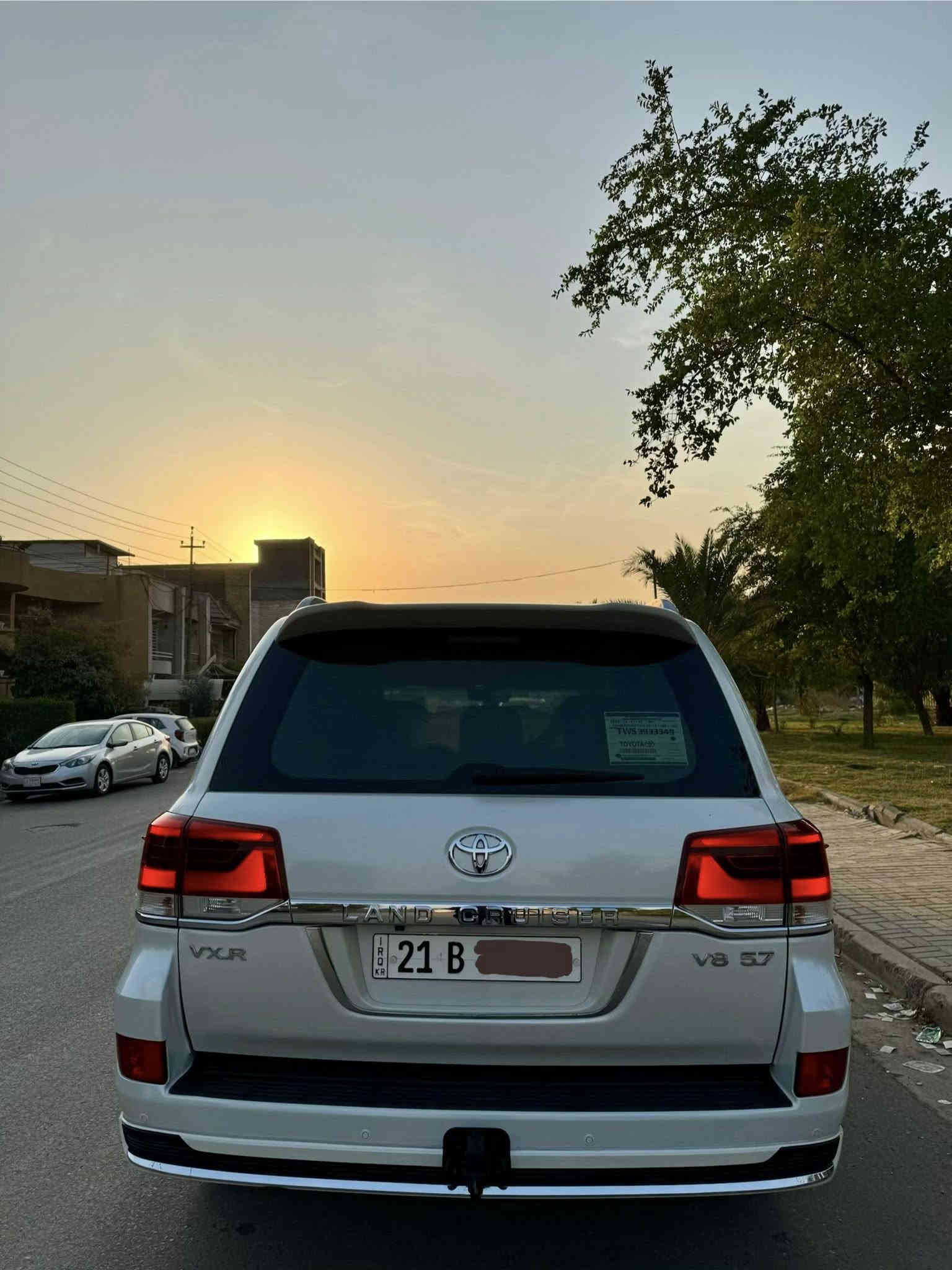 السلام عليكم تويوتا لاندكروز 2019 VXR 5700 محرك لكزز السيارة فول موصفات دشبول ليزري كشنات جلد كهرباء بصمة فتحة شاشة كبيرة كامرة خلفية ماوسات تحكم حساسات امامية خلفية 7 راكب وباقي الموصفات المعروفة السيارة مكفولة كفالة عامة عدا شوية بارد بل باب الخلفي فقط المكان بغداد السيدية السعر 555 وبيها مجال حك  الجية رقمي ***********
