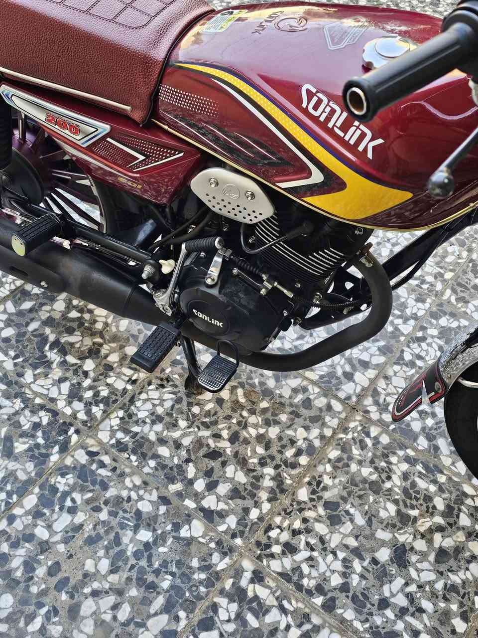 السلام عليكم سونك موديل 2025 محرك 200 دراجة جديدة ونضافتهة كدامكم ممفتوح بيهة برغي ما بيهة اي نقص وكلشي شغال بيهة اوراق كاملة بصمة تحكم وتشغيل عن بعد تايرات جدد مال شركة مكاني بغداد الحسينية رقم ***********
