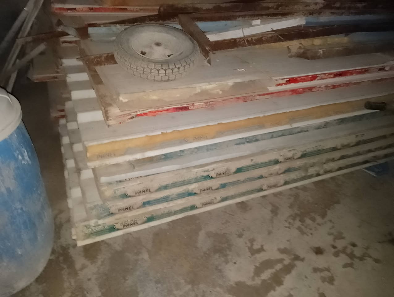 سندويج للبيع. مع باب خشب مع بيبان وشباج انمليوم. طول سندويج 3  متار ونص وكو 3امتار. تواصل مع صاحب رقم /***********
