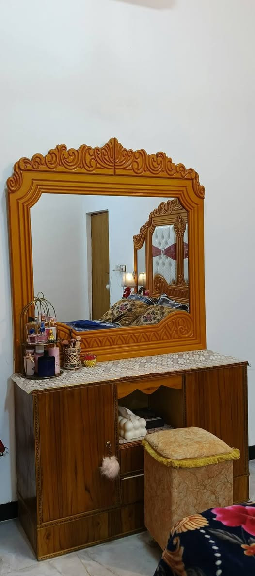 غرفة نوم للبيع ام 6 طابقين جديده 
نضافه خير من الله السعر مليون وبيها مجال حق الجيه العنوان الديوانيه قضاء الشاميه متواجد خاص ***********
