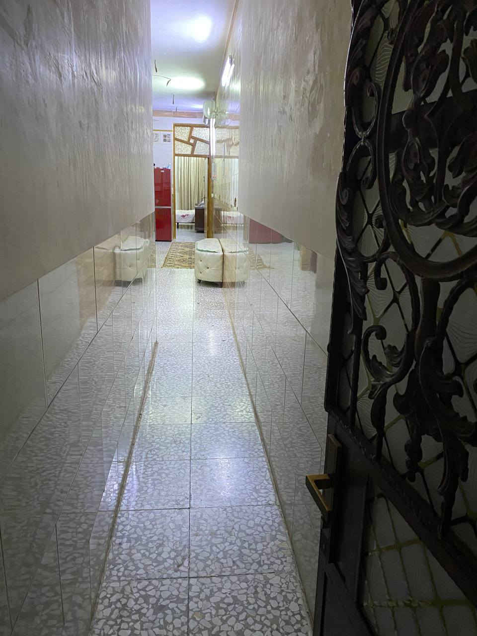 سلام عليكم بيت ١٠٠ متر للبيع قاطين قرب غازي المضمد الاورفلي السعر ١٧٥ مبنى عله شكل بيتين بيت جوه وبيت فوك كل بيت معزول بوحده المي والكهرباء معزولات ***********
