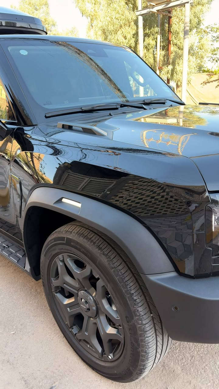 للبيع جيتور T2 بلك (أسود) هايبرد موديل 2026 (PHEV / i-DM
المحرك والأداء
ضمان مليون كيلو متر السياره
مغلفه bbf استلام شركة ماشيه 9 الف 
* محرك بنزين تيربو سعة 1.5 لتر (4 سلندر).
* نظام هايبرد قابل للشحن (Plug-in Hybrid).
* محركان كهربائيان.
* القوة الإجمالية: 375 حصان (280 كيلوواط).
* عزم الدوران: 610 نيوتن.متر.
* ناقل حركة 3DHT أوتوماتيكي.
* التسارع من 0 إلى 100 كم/س: 7.5 ثانية.
* بطارية LiFePO₄ بسعة 26.7 كيلوواط ساعة.
    * 129 كم (CLTC).
    * حوالي 100 كم (WLTC)، وهو
* تدعم الشحن الخارجي لأنها سيارة PHEV.  
الأبعاد.
التجهيزات

* شاشة وسطية كبيرة 15.6 بوصة.
* شاشة عدادات رقمية.
* كاميرا 360° مع ميزة الرؤية
* مثبت سرعة متكيف (ACC).
* المحافظة على المسار.
* تحذير التصادم والكبح التلقائي.
* فتحة سقف بانورامية.
* شحن لاسلكي للهاتف.
* مقاعد كهربائية مع التهوية
* 6 وسائد هوائية.
* نظام الثبات الإلكتروني.
* مراقبة النقطة العمياء.
* تحذير مغادرة المسار.
* المساعدة في البقاء داخل المسار.
* الكبح التلقائي في حالات الطوارئ.
بيهه تغليف ب٢٢ ورقه 
لاستفسار ***********
السعر ٤٨مليون و٥٠٠ الف دينار
