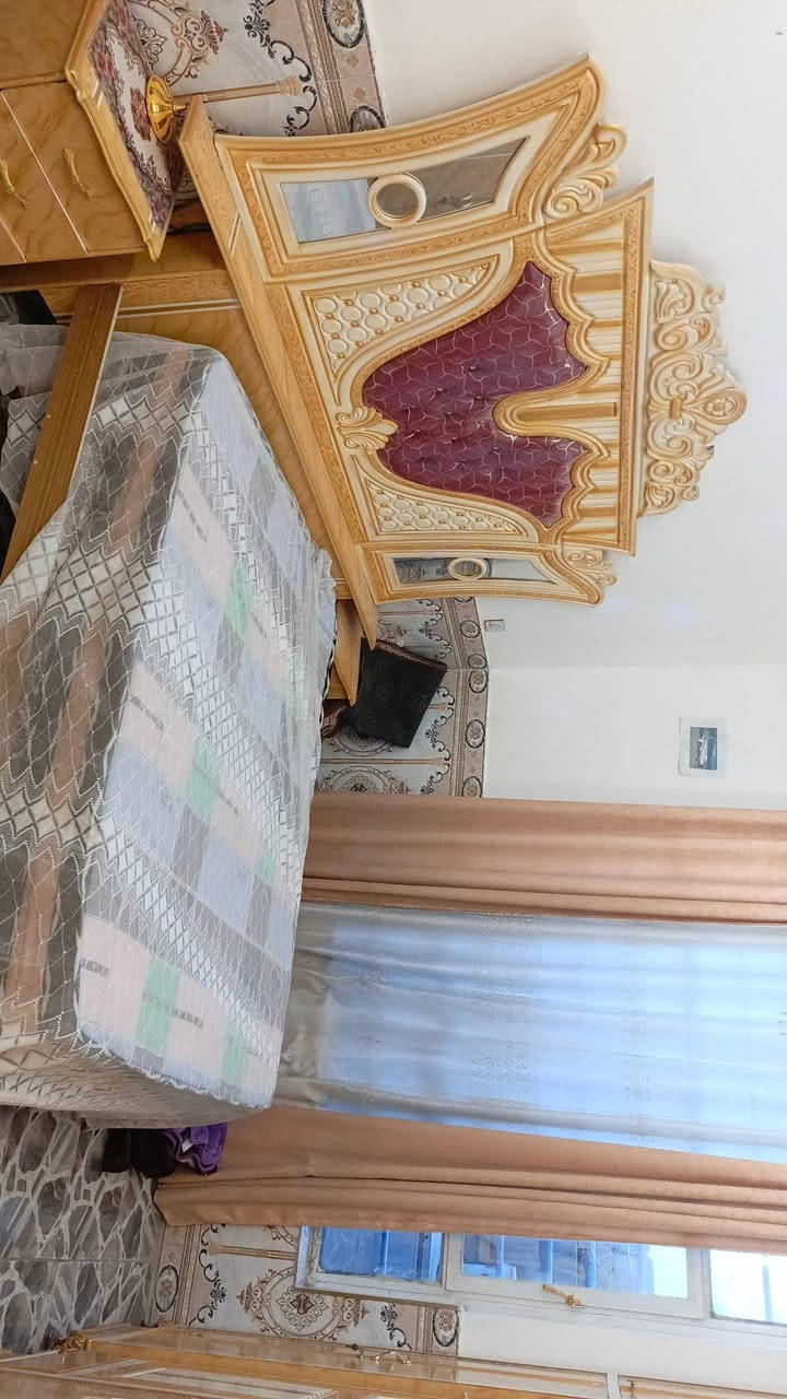 السلام عليكم غرفه نوم جديده شغل عراقي كنتور ابو 6 بوب وزاويه كامله الغرفه كله 
سعر 900 وبيه مجال مكان بغداد ابو غريب 
رقم/*********** وتساب متوفر
