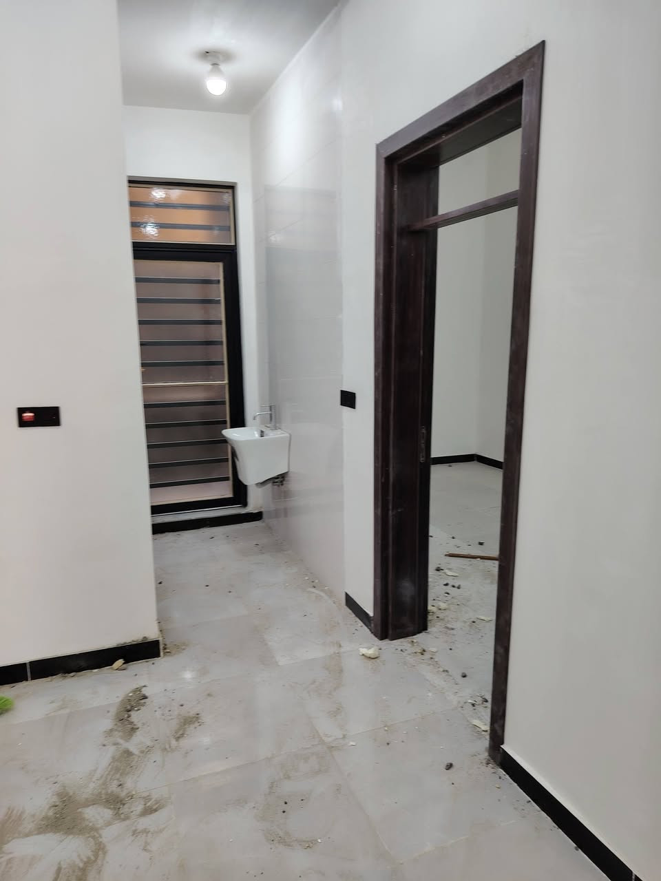 بيت 100 مربع ع شارع 20 مجاور مدرسة الروان بالسياسيين ثاني بيت عن شارع الحي باسمي
طابقين معزولات بدرج خارجي يعني الطابق الفوك معزول عن الأرضي بدرج خارجي
كل طابق يحتوي غرفتين وهول داخلي ومطبخ وصحيات واستقبال بالارضي وبيتونه بالثاني
تحتوي سخانات 2 و تانكيات 2 و ماطور ماء عدد 2 وبورد كهرباء وجزس معزول لكل طابق
تنفع مجمع طبي او إيجار عائلتين او معهد تدريس او حسب رغبة الشراي
معروضه للبيع فقط
باسمي بناء 2026 محد ساكن بيها سابقا وفارغ جاهز للمشتري 
***********
