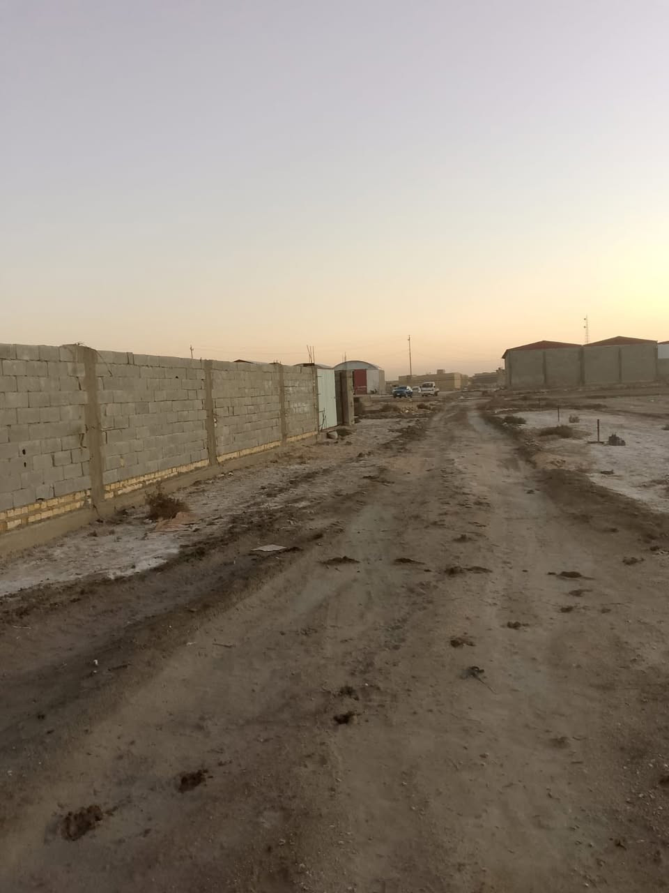 قطعه زراعي شارع الجملونات طريق العكيكه المساحه 400م مسيجه الوجه 19م والنزال21م قريبه علشارع سعر مناسب للأستفسار *********** او مراجعه مكتب عقارات البركه خنيطله شارع الكراج
