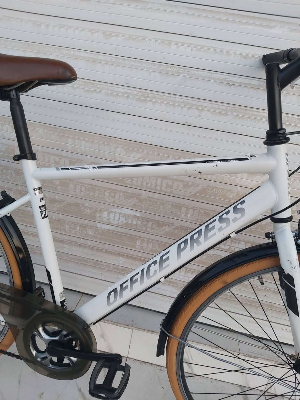 OFFICE PRESS 2022
حجم 28 / C700
M /L
المعدن حديد 
ويالة المنيوم طبقتين 
7 SPEED SHIMANO
ديانمو + قفل 
تايرات جديدة 700/37
الدراجة جاهزة ومرتبة بدون عيوب
   ✈يوجد توصيل لجميع المحافضات ✈
كركوك مدخل سايدين حي الاسرى والمفقودين 
معرض ابو شيفان ( *********** )
