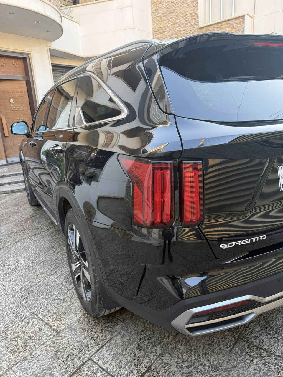 السلام عليكم
سورينتو 2023 خليجي كفاله عامه 
اعلى فئة فول مواصفات 1/1 
ضمان شركة نم 
اهم مواصفات 
كشنات تدفئة تبريد 
كشنات خلفية تدفئة 
بنوراما 
ستيرن تدفئة 
صندوق كهرباء 
كاميرات 360 
3 قطع تبريد 
كشنات جلد 
كشنات كهرباء 
وضعيات قيادة 
شاشة دجتل
مفتاح التشغيل بصمة 
تشغيل عن بعد 
 اريل نفكيتر 
داتا شو
حساسات أمامية 
حساسات خلفية 
لايت زينون + LED 
كشافات 
بك لايت LED 
دخول بصمة ذكي 
اشارة في المرايا الجانبية 
المرايا قابلة للطي كهرباء 
ماسحة خلفية 
عدد AIR BAG 7
كير ماوس 
هاند بريك كهرباء 
شاشة Apple Car play 
الإنارة الداخلية LED 
مقود جلد حياكة  
شفتات مقود 
مثبت السرعة 
رادار
تحديد مسار
المودات والاوامر الصوتية 
اوتو هولد 
6 اوضاع قيادة 
بردات خلفية

وبعد هواي مواصفات 

مكاني بغداد السيدية 
*********** 
رقم بغداد باسمي
