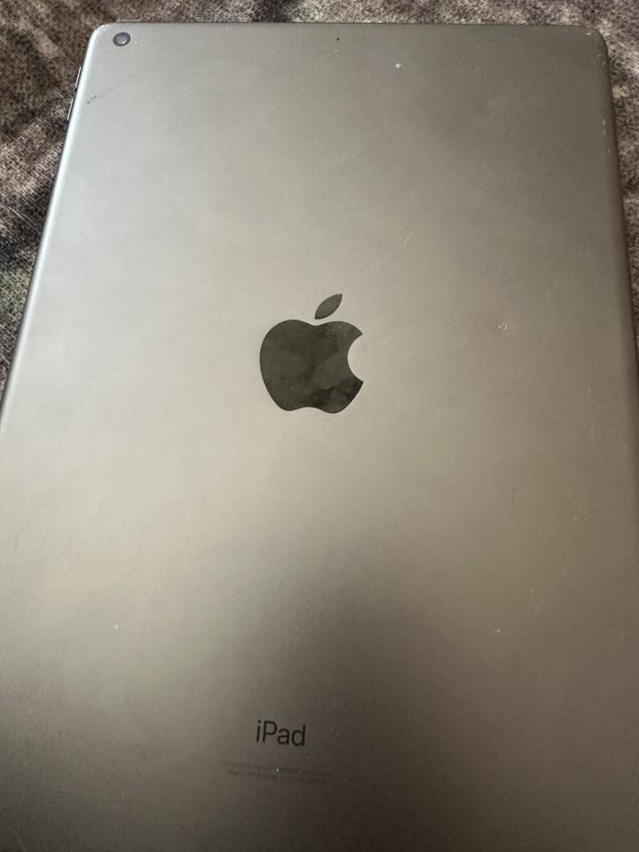 ايباد جيل 9 محدث اخر إصدار iOS 26 ذاكره 64 شاشه مكسوره بصمه لا تعمل سعر 140 وبيه مجال رقم *********** كربلاء الحر
