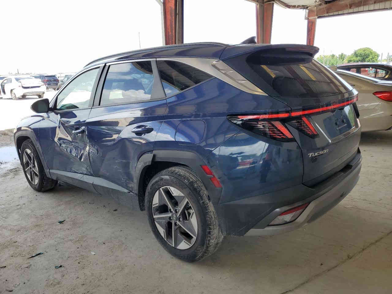 السلام عليكم توسان موديل 2025 فول مواصفات ماشية 1 الف فقط يعني زيرو بعده جديدة موعد الوصول الى عمان 10-12-2025  ترهم الي عنده كتاب شهداء او حرة السعر 145 ورقه تلفون *********** بغداد
