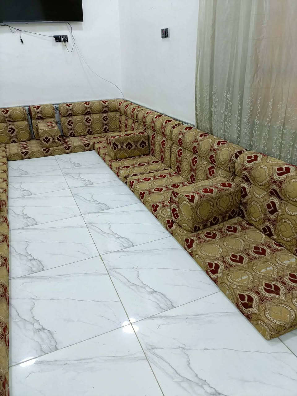 ديوان ارضي 7 دواشك 7،تكيات 14 ظهر الدوشك العالي جديد كلش يفرش مساحه 7×4 الديوان نضيف حيل 14 متر 350 بي مجال قليل الي يريده يراسلني او يتصل ع الرقم *********** @الجميع
