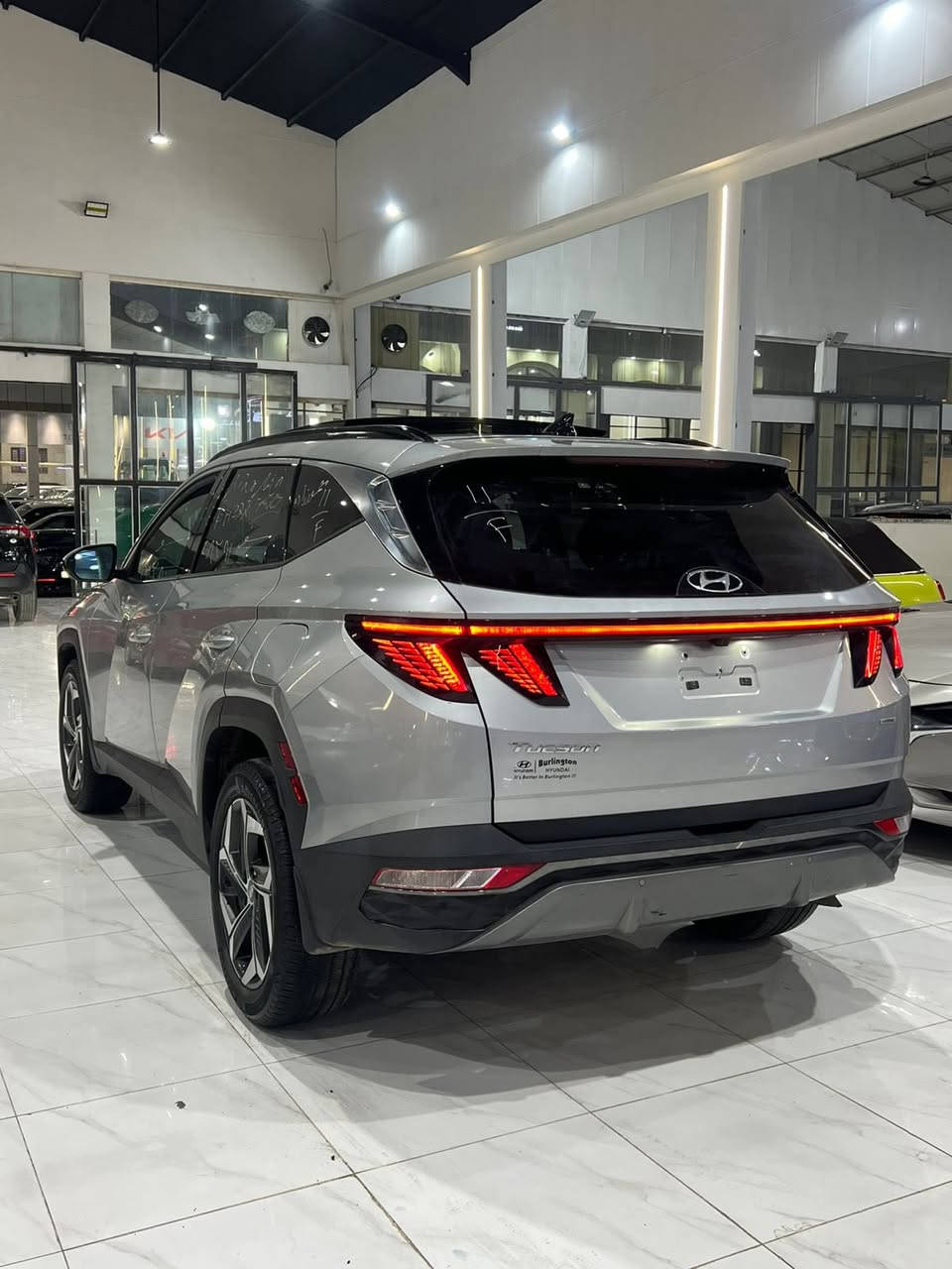 🚗 Hyundai Tucson 2023
موديل 2023 بحالة ممتازة جداً

🔹 المواصفات:
 • محرك 2.5 لتر – 4 سلندر اقتصادي وقوي
 • جير أوتوماتيك
 • نظام Auto Park (الأوتو بارك) – السيارة تروح وترجع بالريموت
 • 4 كامرات 360 درجة رؤية محيطية كاملة
 • شاشة وسطية كبيرة تعمل باللمس
 • Apple CarPlay & Android Auto
 • حساسات أمامية وخلفية
 • نظام Lane Assist للمحافظة على المسار
 • نظام Blind Spot مراقبة النقطة العمياء
 • تشغيل بصمة (Keyless Start)
 • دخول بصمة للأبواب
 • كروز كونترول
 • تحكم بالستيرن (ستيرن كنترول)
 • تكييف دجتل مزدوج
 • جنوط ألمنيوم أصلية
 • إنارة LED أمامية وخلفية
 • مرايا كهرباء مع طي
 • نظام ABS + مانع انزلاق
 • إيرباغات متعددة للسلامة

📌 ملاحظة:
السيارة بيها قطعتين صبغ فقط 

📞 للاستفسار : ***********
