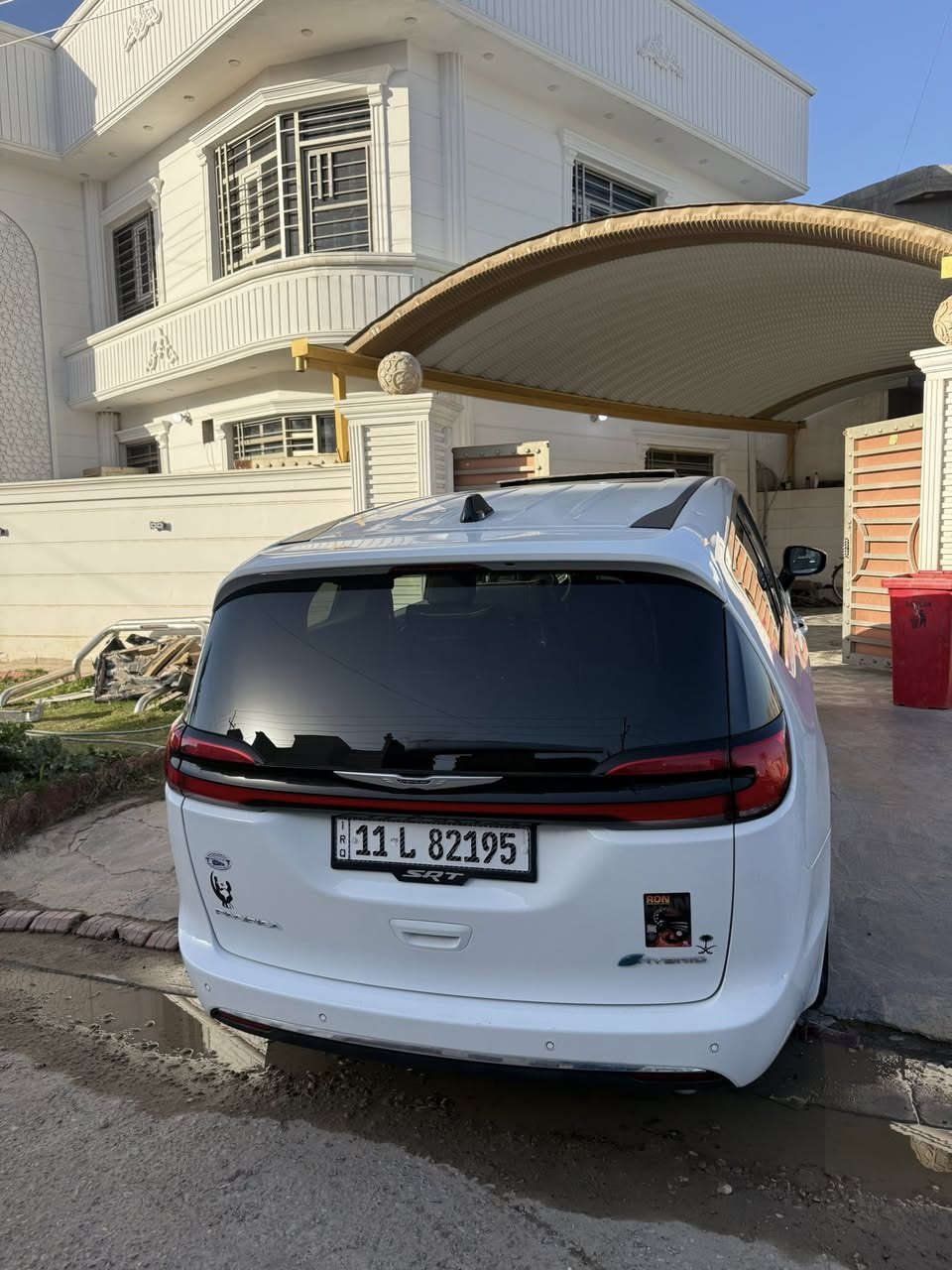 السلام عليكم باسفيكا موديل 2023 هايبرد وبلك ان السياره فول مواصفات اعلى فئة بصمه تشغيل عن بعد بانوراما كشن حارد وبارد ستيرن تدفئة شاشه كببره كشنات كهرباء البوب كهرباء وهواي مواصفات ضررها فقط البنيد بدون دواخل  السياره جديده كلش رقم بغداد بااسمي صور الضرر موجوده بالمنشور 
السعر ب243$وببها مجال 
رقم الهاتف ***********
