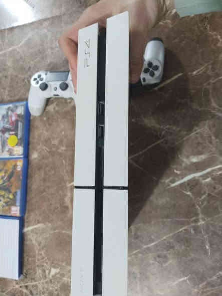 سلام عليكم  بلي٤ فات ذاكره (واحد تيره)كامل ملحقاته مثل مواضح بل صور بس بي فطر بسيط ملحقاته فيفا2021 وا ذكروتو وا موتر كومبارت جزء١١ وجوستك عدد2 سعر 220وبي مجال بسيط حك الجيه المكابغداد حي الجهاد رقم تواصل ***********
