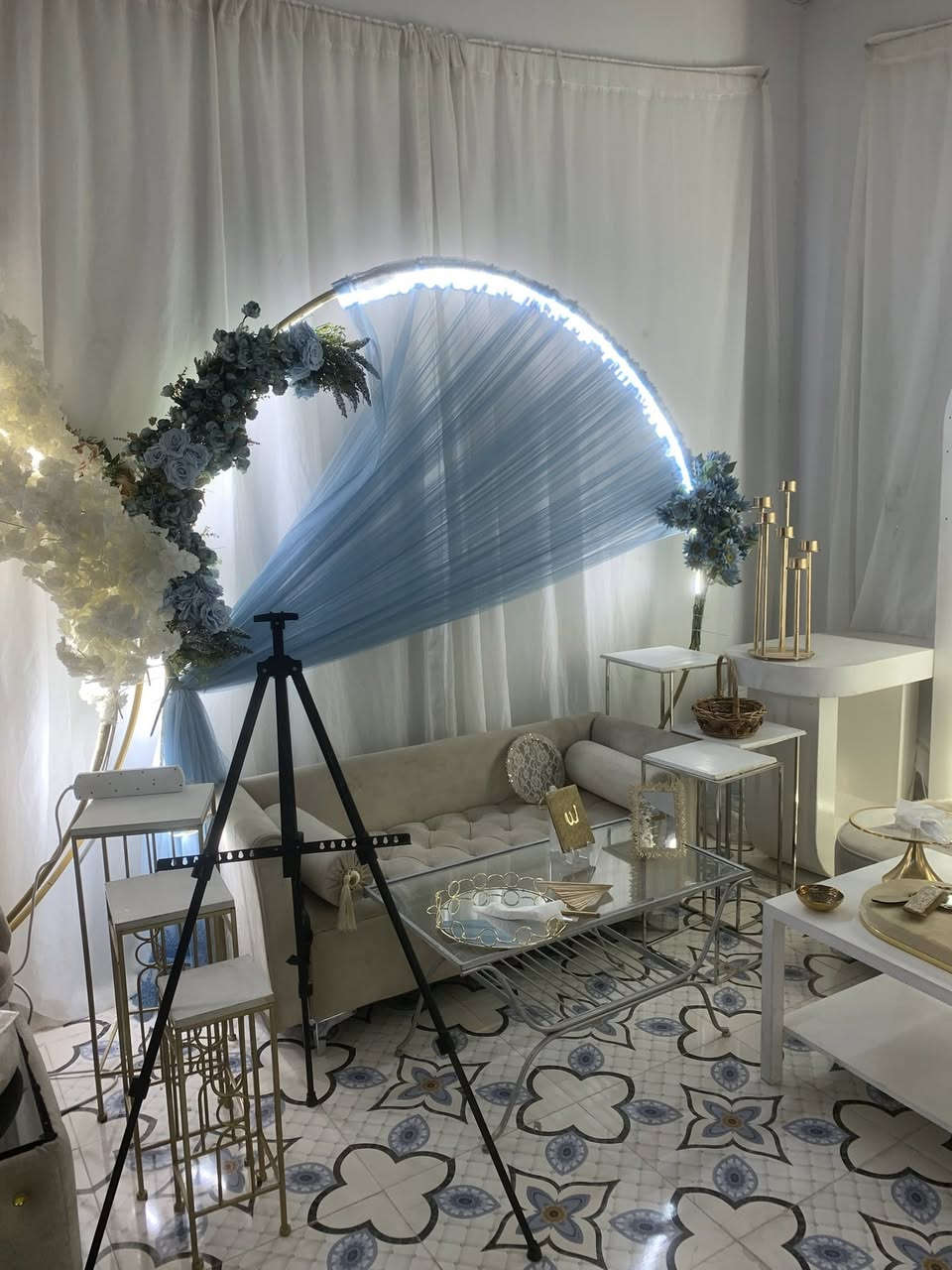 عندي مشروع كامل 4 كوشات 2 خشب و 2 حديد دائري معاهن 3 شازلونات و 2 ميز مهر و8 طبلات جانبية وورد كمية كبير وقماش  كمية كبيرة 
مكاني الانبار القائم  موجود توصيل 
السعر  وصلن مليون 
واني رايدهن بمليون و300 وبيهن مجال 
ذني صورهن بترتيب ومن دون ترتيب
البيع شلع سبب البيع مكاني صغير وعندي غيرهن
***********
