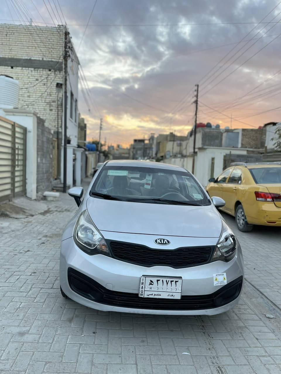 السلام عليكم 
كيه ريو موديل 2015
مكينه 1600 وارد خليجي 
سياره بدون صبغ كفاله عامه 
بيه بارد شويه بجاملغ الخلفي بس 
مكينه كير ستندر 
صدرخلفي امامي جديد 
تبريد تدفئة شغالات ماشيه 173 حقيقي 
تاشه تاب اصليه كامره 
سياره برغي نقص مابيه 
السعر 94 وبيه مجال حك الجيه 
مكاني بغداد البياع نشايت شرطه الخامسه 
*********** لشراي يتصل مامتواجد عل نت

