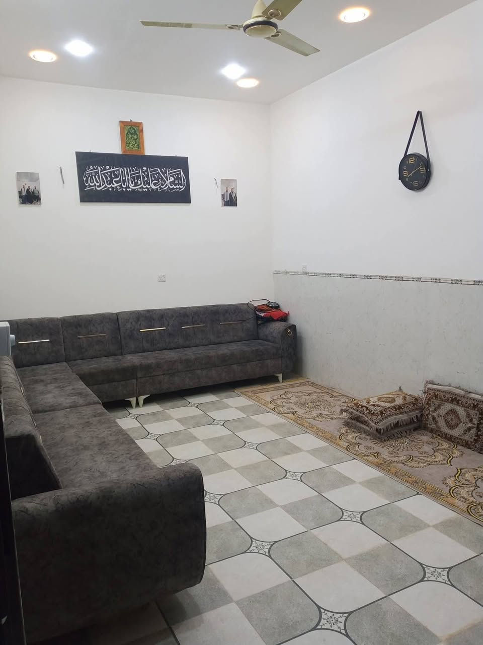 السلام عليكم بيت زراعي لبيع مساحه 125 حي ذويب قرب الكنطرة مال حي الرساله بناء حديث قبل 6اشهر غرفتين نوم وصاله ومطبخ ومضيف كامل على اخر حبايه شارع تبليط باقي الخدمات كامله والمجاري قيد الانشاء وكل هلا بل يجي للستفسار
***********
