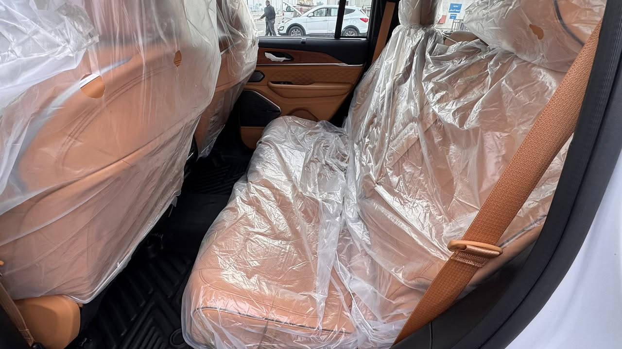 السلام عليكم جيب سومت 2024

🚙 للبيع | جيب جراند شيروكي 2024 Summit (دفع رباعي 4X4) وكالة هارلم 

📄كفالة عامه 

🔍 تفاصيل المركبة: رقم بغداد

 

• الفئة: Summit (فئة القمة بالفخامة) 👑

• العداد: 40000

• المحرك: 3.6L V6 💪

• ناقل الحركة: أوتوماتيك 8 سرعات

• نظام الدفع: رباعي 4X4

• معدل الصرف: 19–26 mpg

• اللون الخارجي:ابيض

• اللون الداخلي: Tupelo (بيج فاخر) 🤎

✨ أهم المواصفات والتجهيزات:

🔹 الفخامة والراحة:

• مقاعد جلد فاخرة

• مقاعد أمامية مدفأة ومبردة مع المساج 🔥❄️

• تدفئة مقود

• ذاكرة مقاعد

• باب خلفي كهربائي

• دخول وتشغيل ذكي

• تشغيل عن بُعد

🔹 أنظمة القيادة الذكية:

• مثبت سرعة متكيف

• نظام قيادة شبه ذاتي

• Dynamic Steering

• Night Vision 🌙

• التعرف على إشارات المرور

🔹 أنظمة الأمان المتقدمة:

• فرملة طوارئ أوتوماتيكية

• نظام تحذير الاصطدام

• تحذير مغادرة المسار

• مراقبة النقطة العمياء

• Front Cross Traffic Alert

• Rear Cross Traffic Alert

• نظام مساعدة صف

• كاميرا خلفية

• Brake Assist

• نظام الثبات الإلكتروني

• مصابيح LED + أوتو هاي بيم

🔹 التكنولوجيا والترفيه:

• نظام ملاحة

• Bluetooth®

• USB Port

• Premium Sound System 🔊

• Satellite Radio

🔹 الخارجية:

• جنوط ألمنيوم

• فتحة سقف / مونروف 

⭐ جراند شيروكي 24 Summit

فخامة كاملة 👑 • دفع رباعي • لون داخلي راقي • تجهيزات متكاملة 🔥

الاستفسار خاص واكون بخدمتك السعر 555 مجال بسيط

الهاتف ***********
