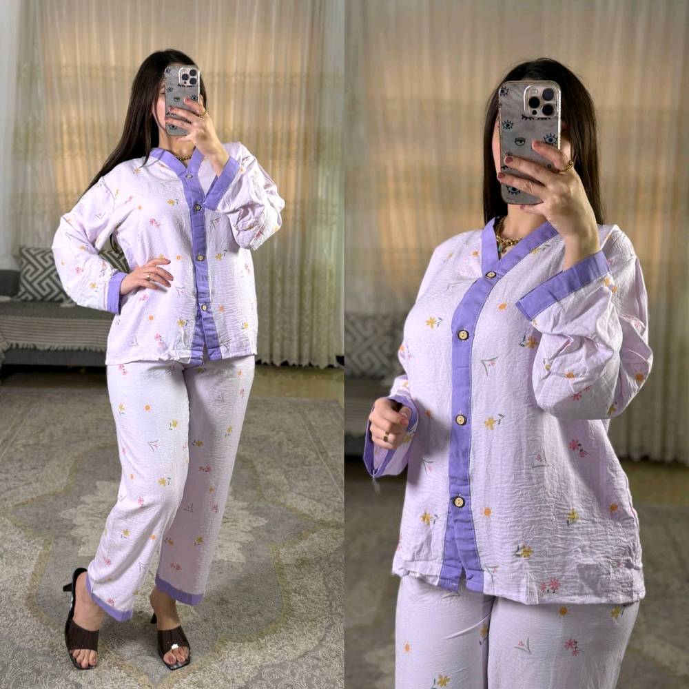 مجموعة من البيجامات والفساتين الجميلة المصممة بألوان ونقشات مميزة. البيجامات مصنوعة من قماش مريح وخفيف مناسب للنوم أو الاسترخاء في المنزل، بينما الفساتين تتميز بتفاصيل جذابة وزخارف تقليدية ملونة تضيف لمسة أنيقة ومميزة. سواء كنت تبحثين عن الراحة أو الإطلالة الفاخرة، هذه القطع تقدم الحل الأمثل لك.