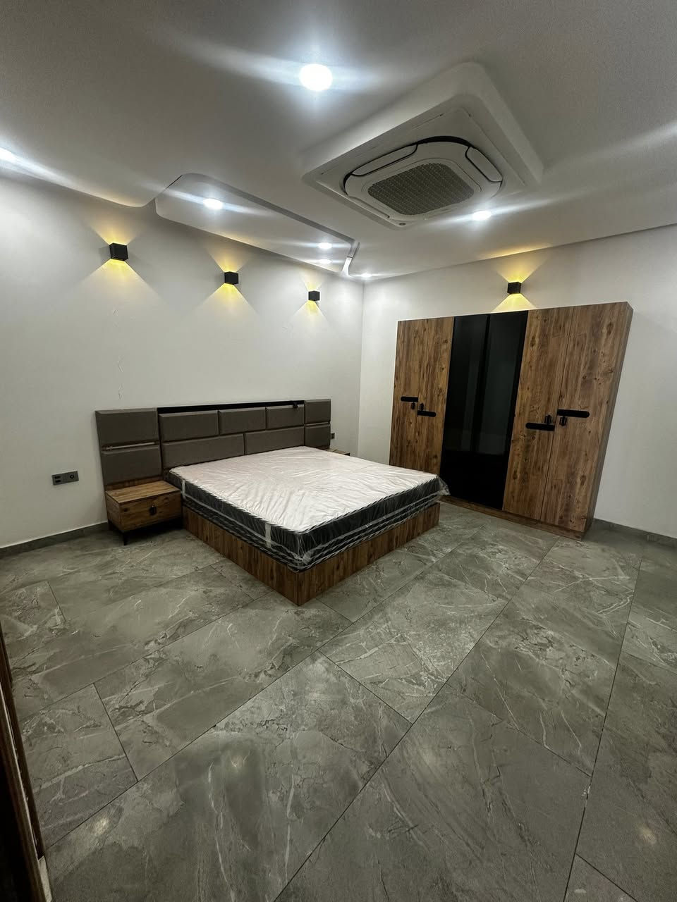 شقة جديدة مؤثثة في مجمع جوهرة المحيط، مساحة 200 متر، 3 غرف نوم، صالة و استقبال و 3 حمامات، ركنية مع 3 بالكونات مع أجمل اطلالة من جميع البالكونات

للتواصل 

***********
