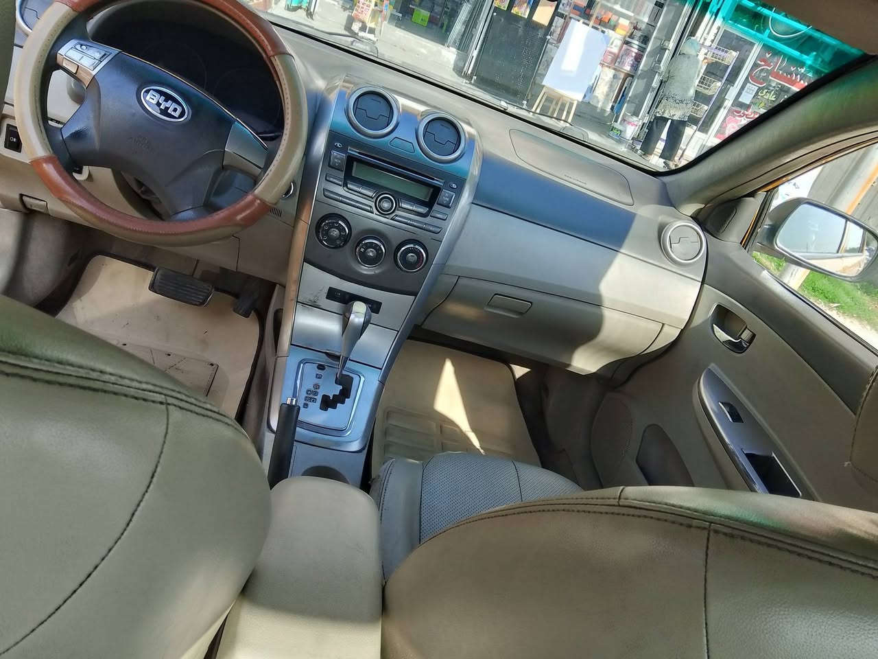 السلام عليكم للبيع بي واي دي جي ثري 2016 رقم بغداد مكاني بغداد البلديات بيهه بيه ضربه بلبنيد و جاملغ الخلفي وبيه النمره الثانية مال كير مرات يبوش سيارة حلوة السعر 50 ورقة وبيه مجال حك الجيه / ***********
