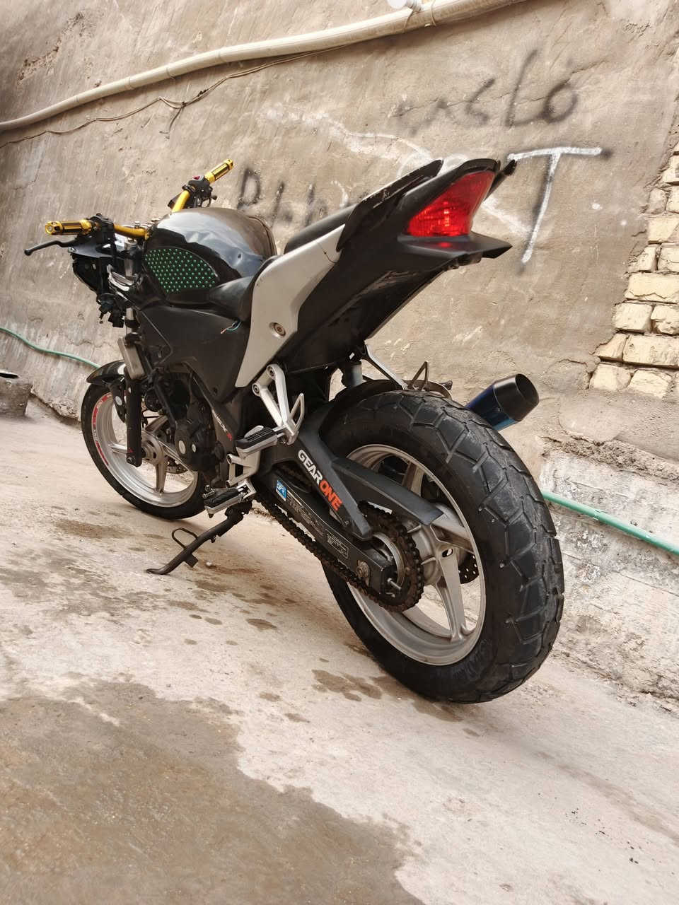 سلام عليكم دراجه لبيع وكامله من كلشي بس بيها نقص كفر وقبق مال بانزين شاهد الله دراجه نضيفه بس محتاج وراح ابيعه وصالنصه رياضي 800 وبيها مجال حك جيتك وشرياي يصل مكاني بغداد  ***********
