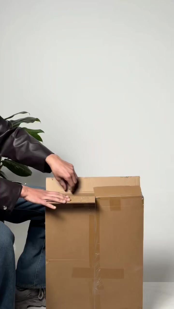 طقم طاولات جانبية دائرية بنقشة ماندالا فنية – 3 قطع

طقم طاولات جانبية بتصميم أنيق يجمع بين اللون الأسود العميق ونقشة ماندالا زخرفية لافتة، مناسب لإضافة لمسة جمالية مميزة لأي مساحة داخلية.

المميزات:
• تصميم دائري بثلاث طاولات متناسقة بأحجام مختلفة

• سطح أسود مزخرف بنقشة ماندالا فنية متطابقة على جميع الطاولات

• أرجل سوداء بتصميم بسيط ومتوازن

• يمكن ترتيب الطاولات معًا أو استخدامها بشكل منفصل

• مناسبة للاستخدام كطاولات جانبية أو طاولات ديكور

• مظهر عصري ينسجم مع مختلف أنماط الأثاث

المواصفات:
• العدد: 3 طاولات
• النقشة: ماندالا زخرفية مطبوعة على السطح

محتويات العلبة:
• 3 × طاولة جانبية دائرية بأحجام مختلفة
1 × طاولة حجم كبير، الابعاد: 40*57 سم.
1 × طاولة حجم متوسط، الابعاد: 40*47 سم.
1 × طاولة حجم صغير، الابعاد: 40*37 سم


**إذا كنت صاحب هذا الإعلان وتريد حذفه لأي سبب، رجاءا أرسل رسالة إلى الدعم الفني**